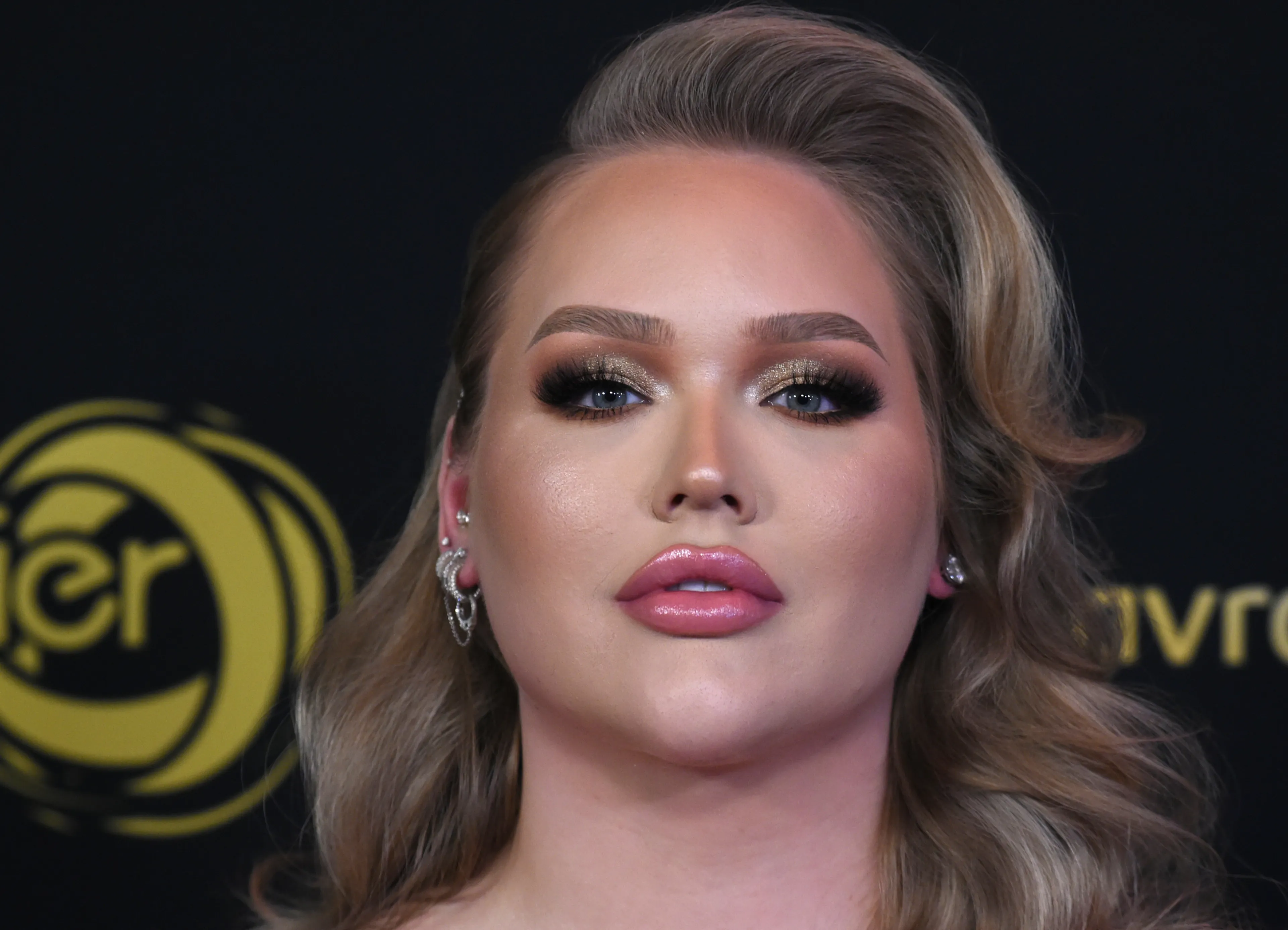 NikkieTutorials haalt uit naar Trijntje Oosterhuis