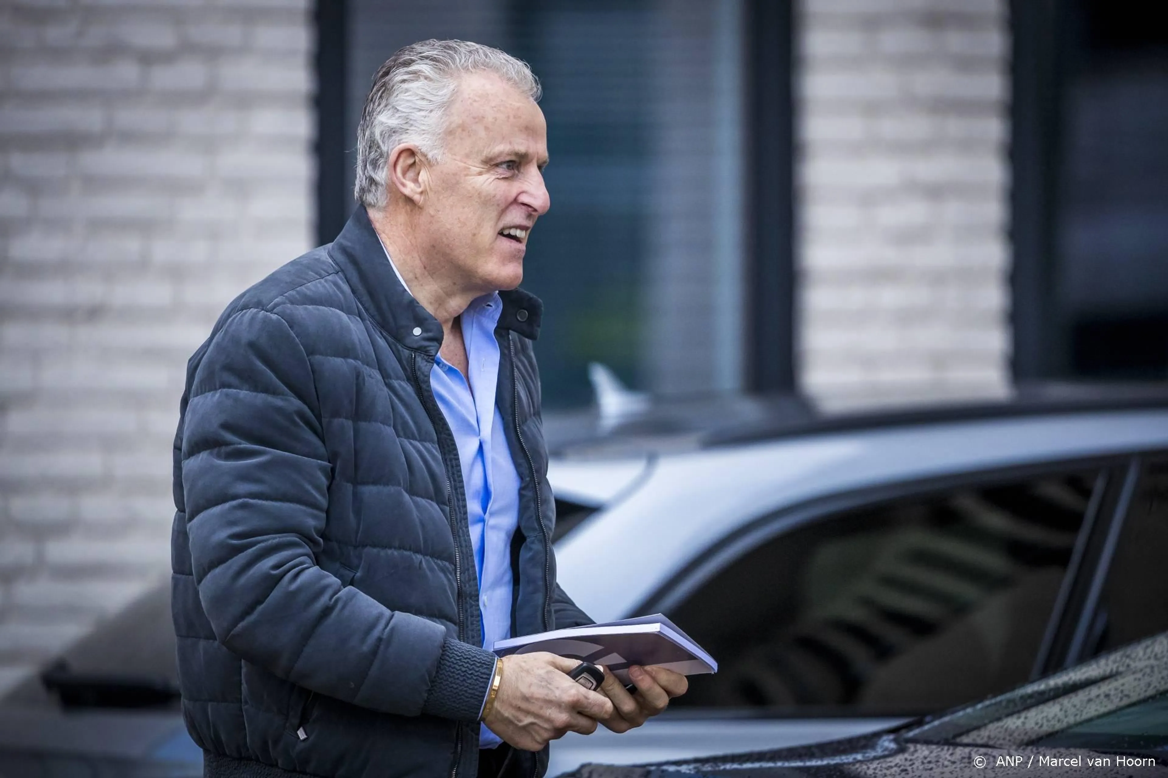 4000 witte rozen op Dam als steunbetuiging aan Peter R. de Vries