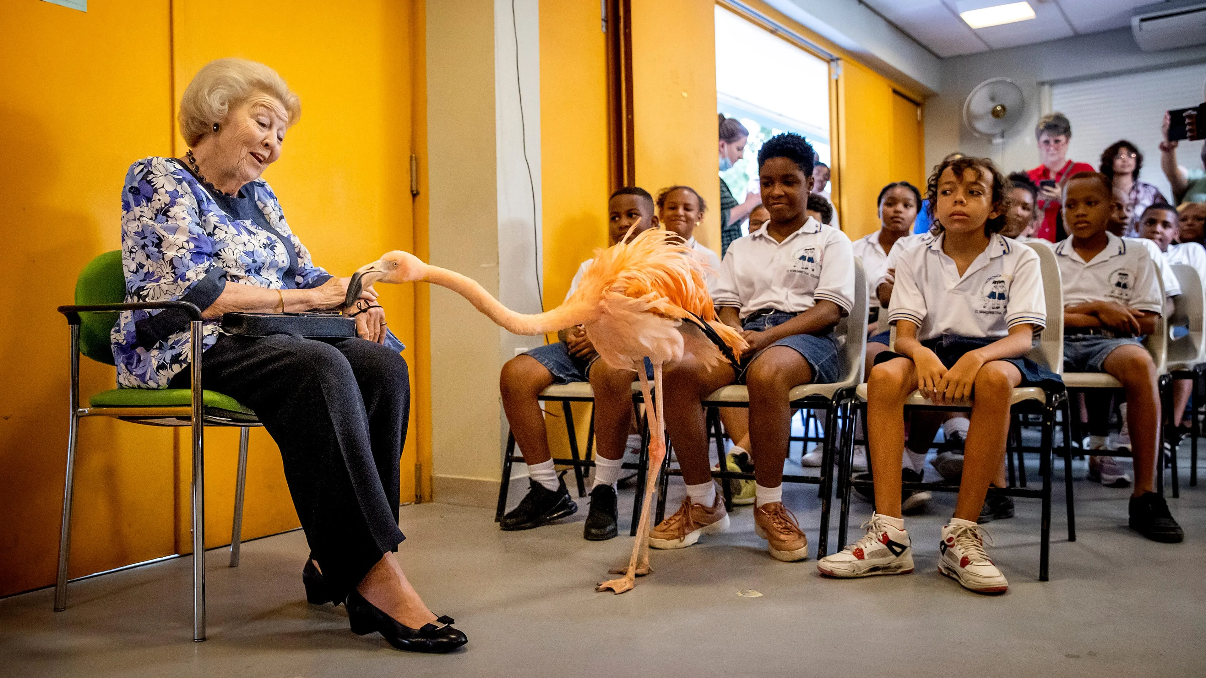 Beatrix deelt liefde voor papegaaien en flamingo’s met schoolklas