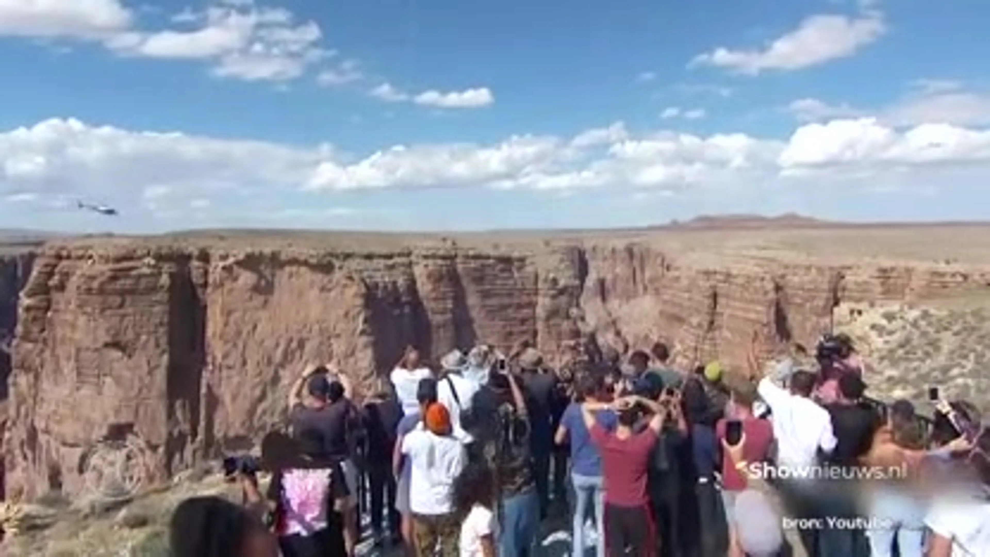 Will Smith springt op 50ste verjaardag uit helikopter!