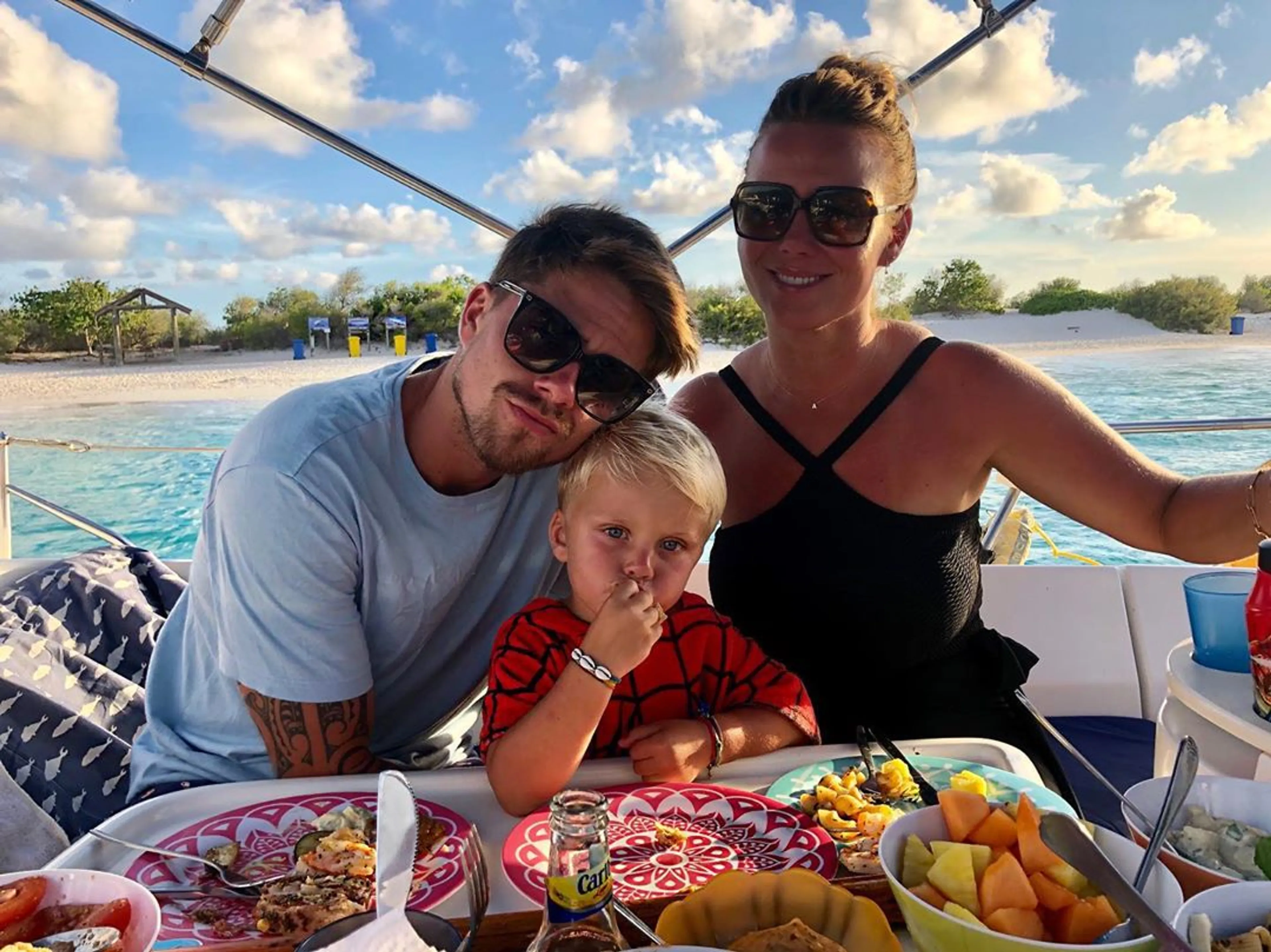 Monique, André en zoontje brengen samen tijd door op Curaçao
