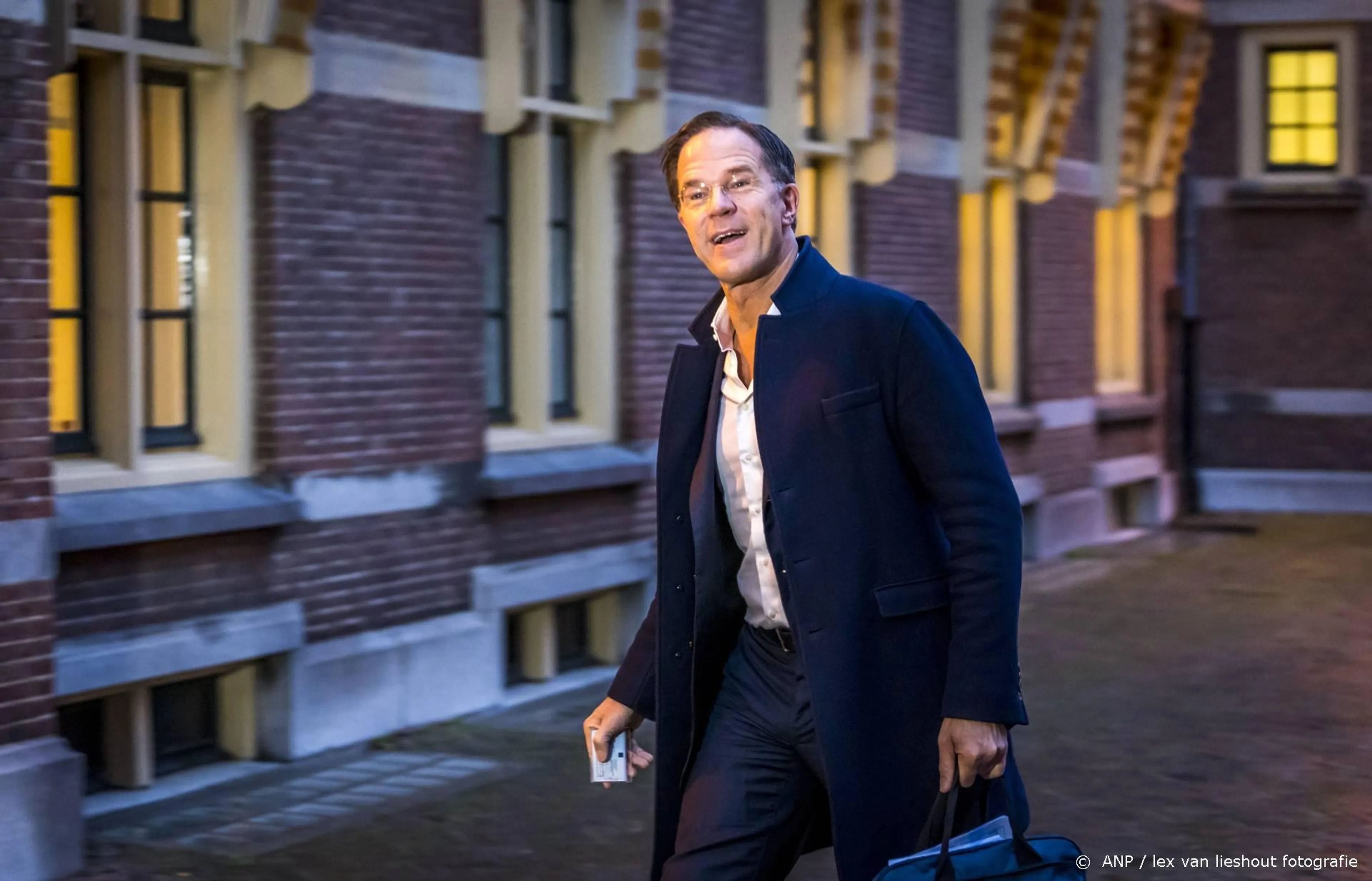 Rutte ontvangt eerste exemplaar van boek over Amalia