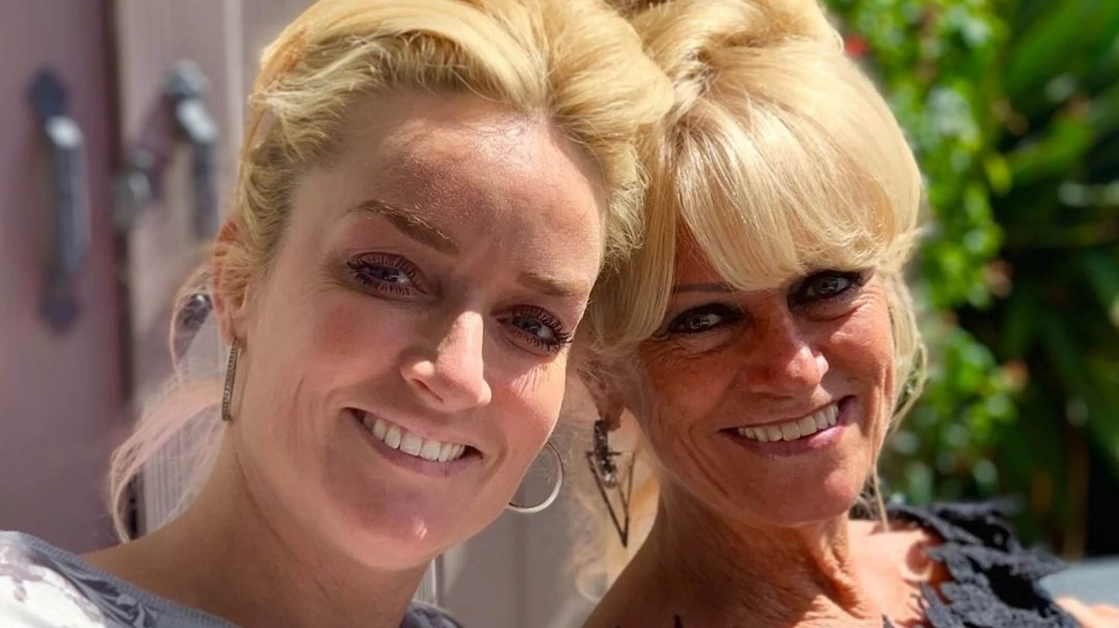 Samantha Steenwijk zet jarige moeder in het zonnetje