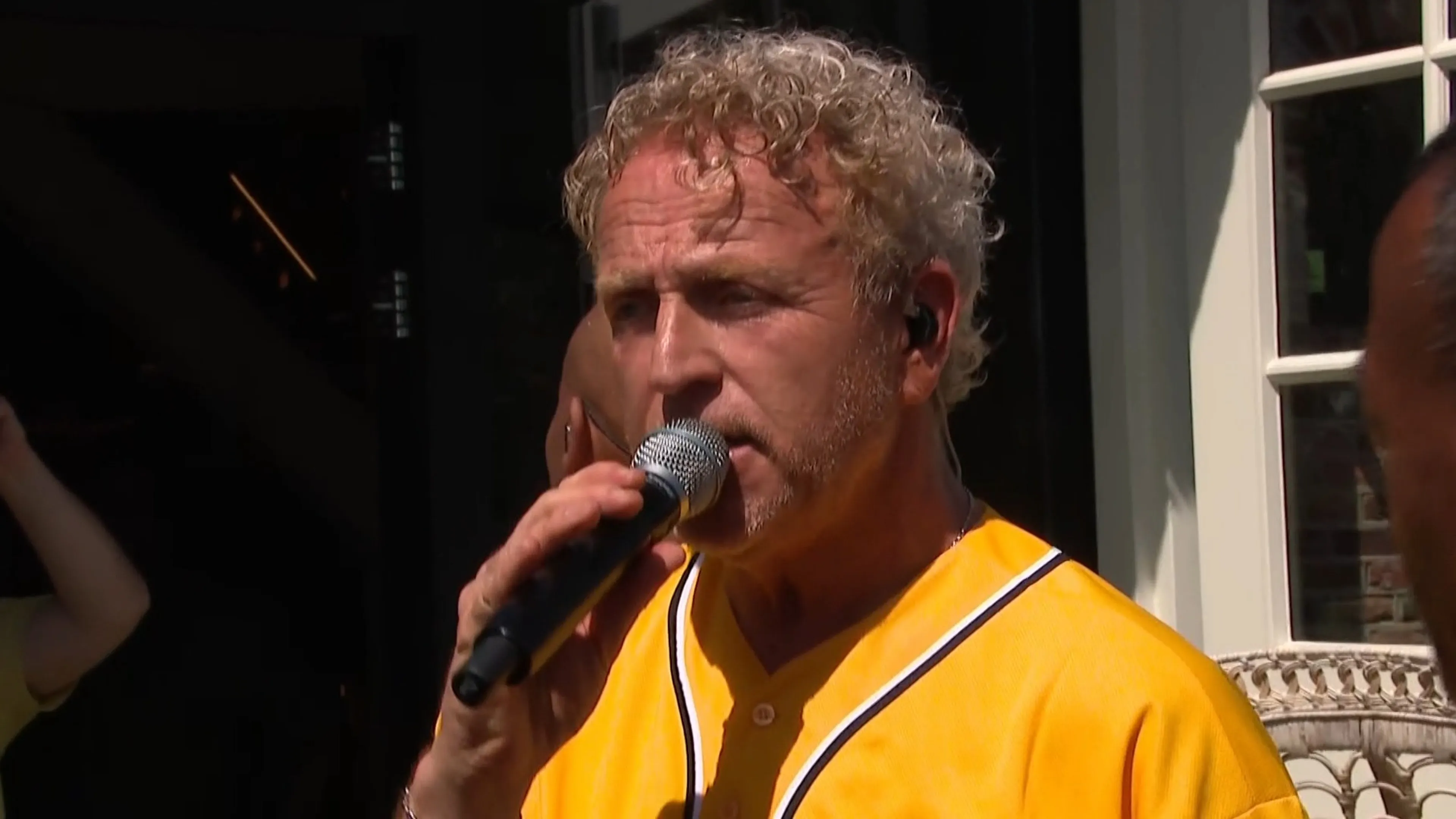 Gordon vindt dat hij nog kan zingen en scheldt critici uit