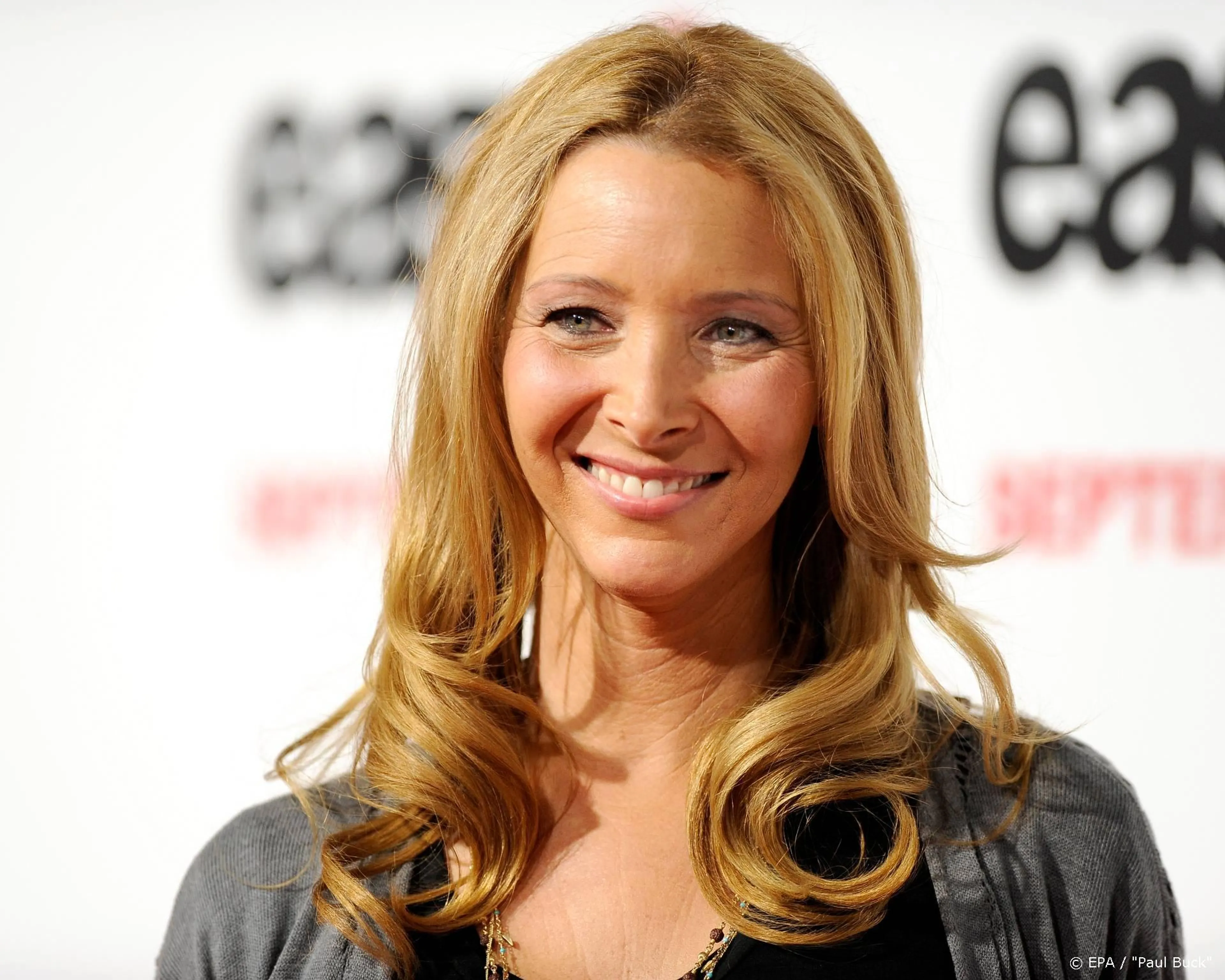 Knuffelverbod op uitvaart moeder Lisa Kudrow