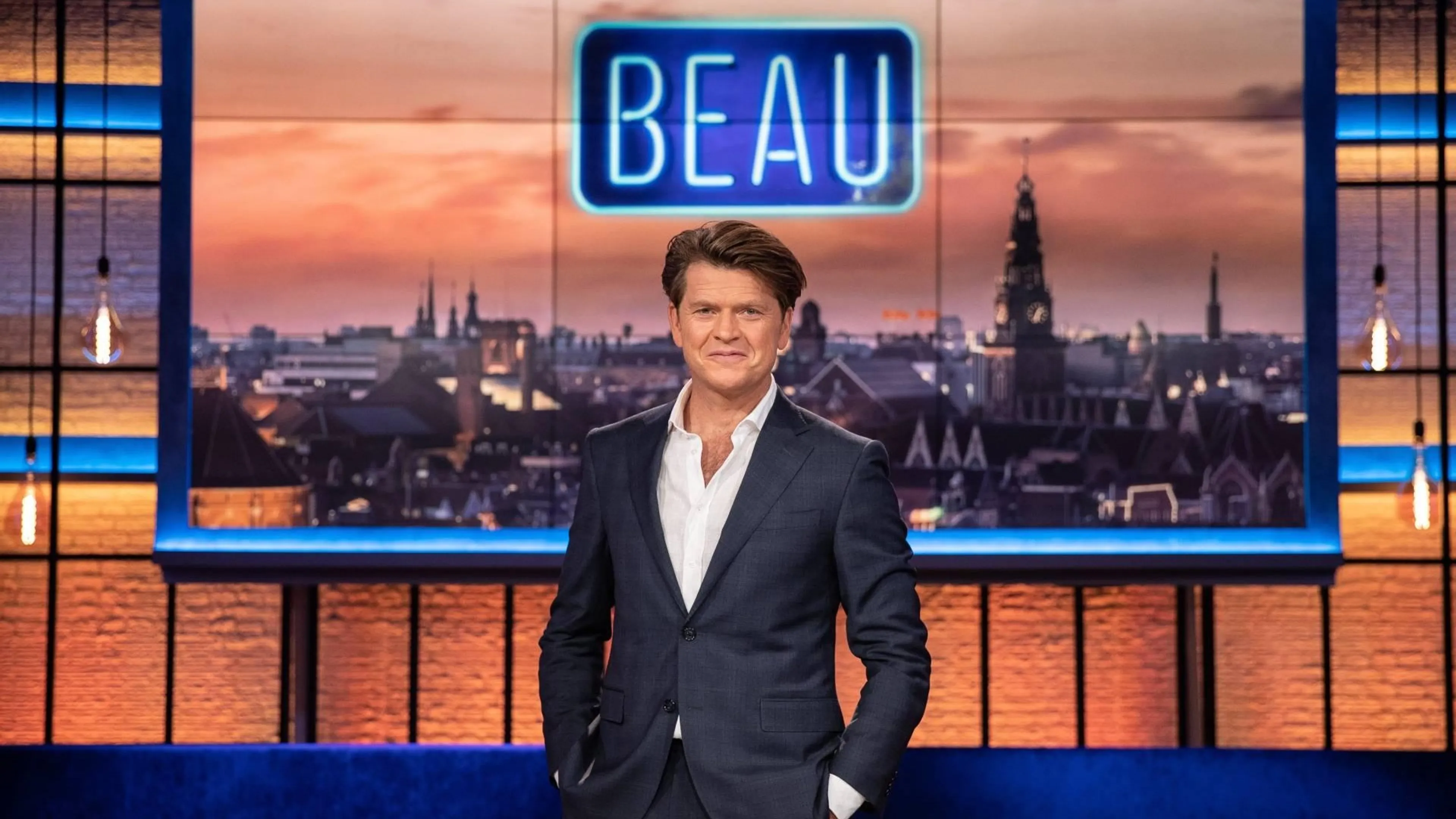 Beau laat zich tijdens talkshow vaccineren