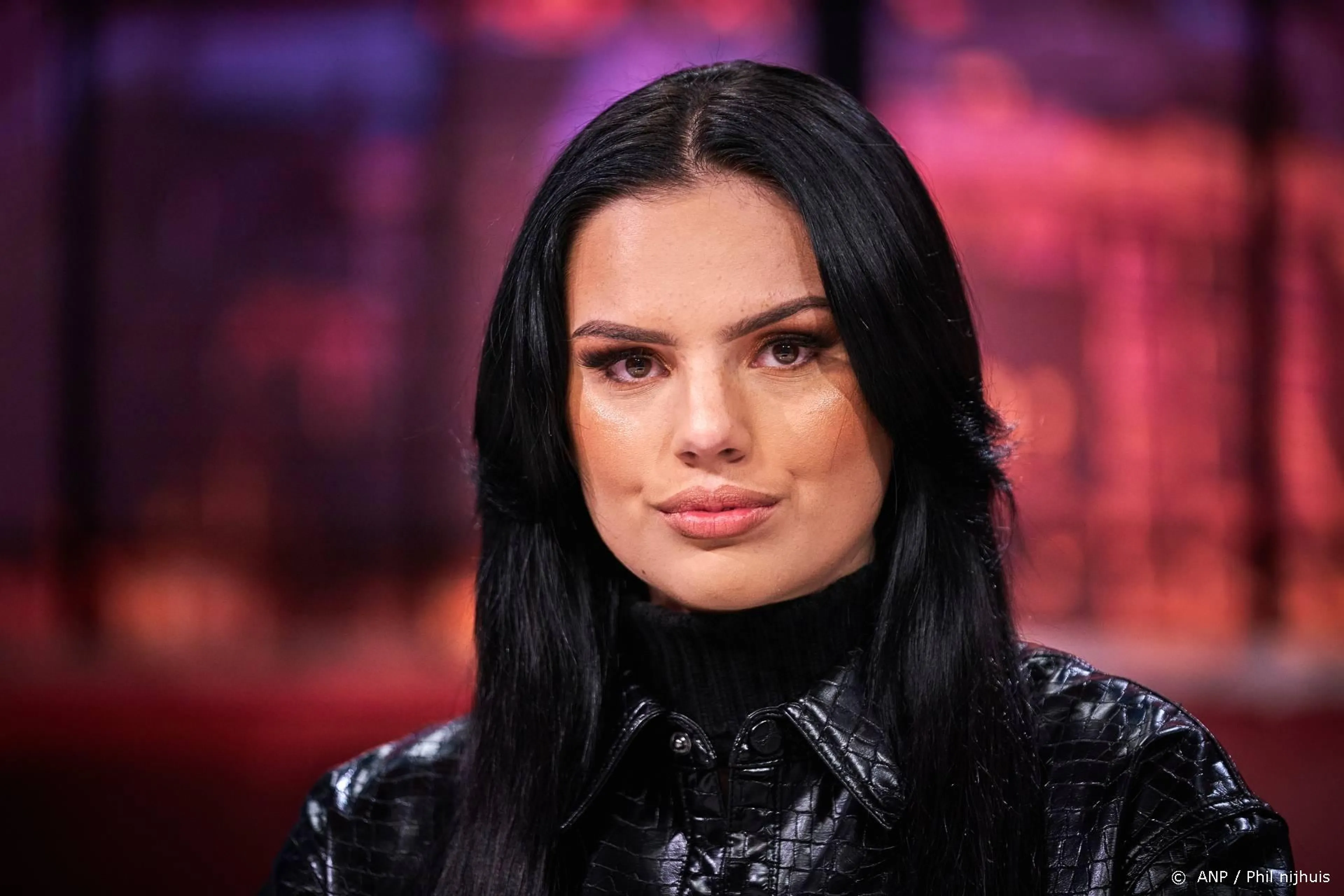 Famke Louise verrast volgers met 'duivelse' look