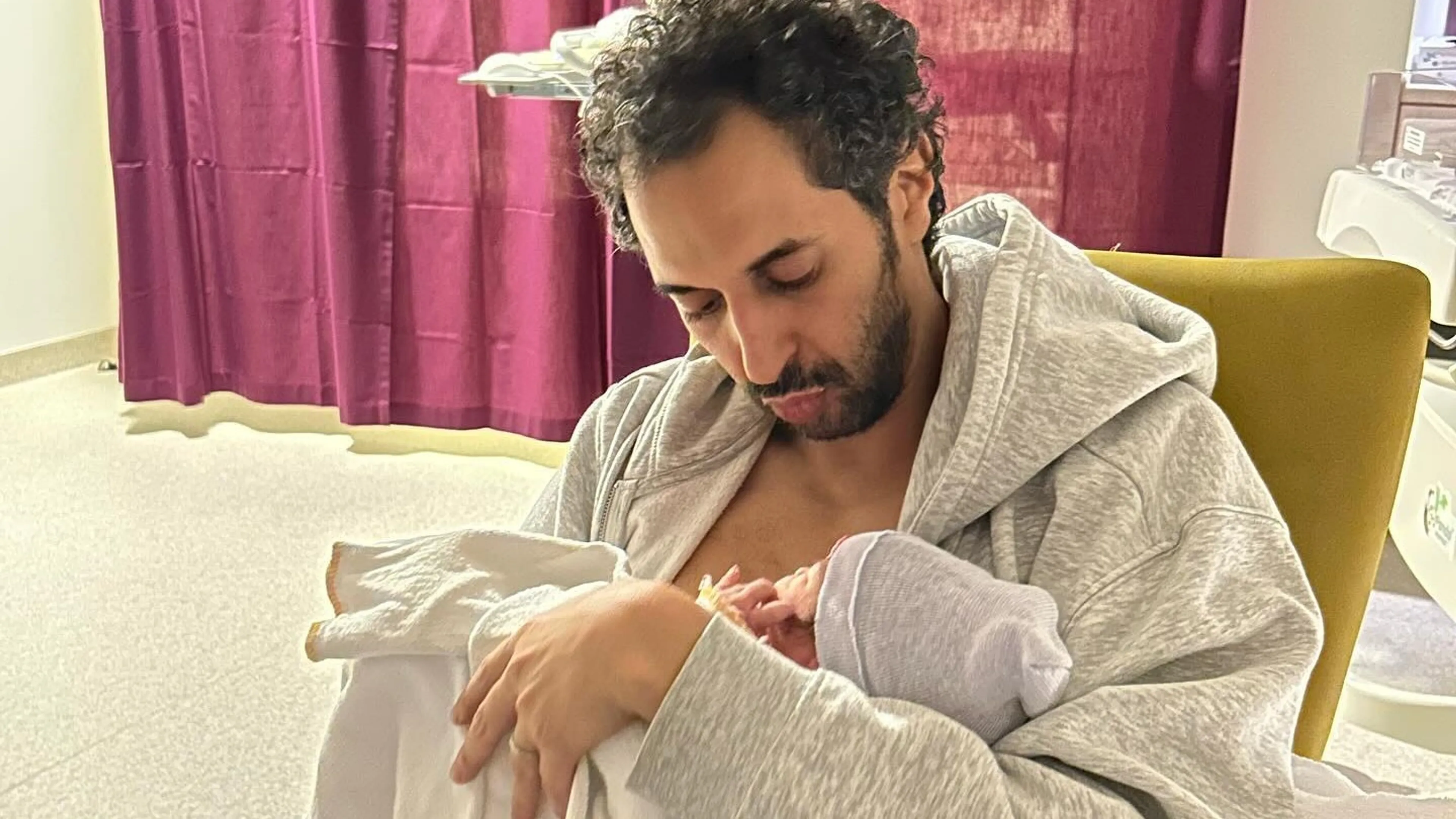 Acteur Achmed Akkabi is vader geworden