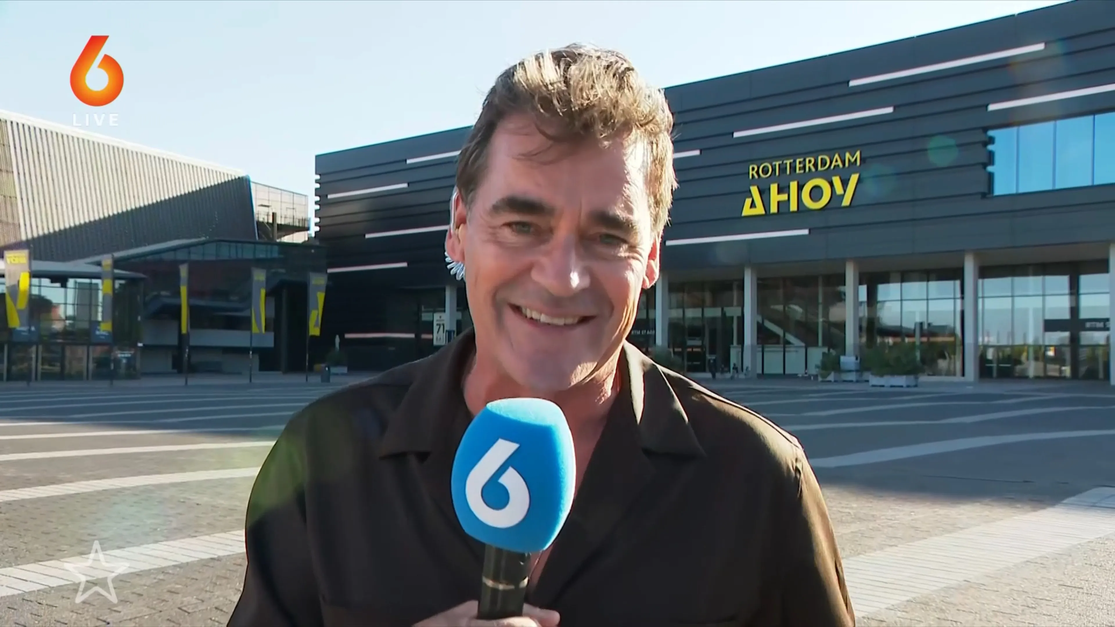 Jeroen van der Boom vraagt Thomas Berge live in Shownieuws als gastartiest