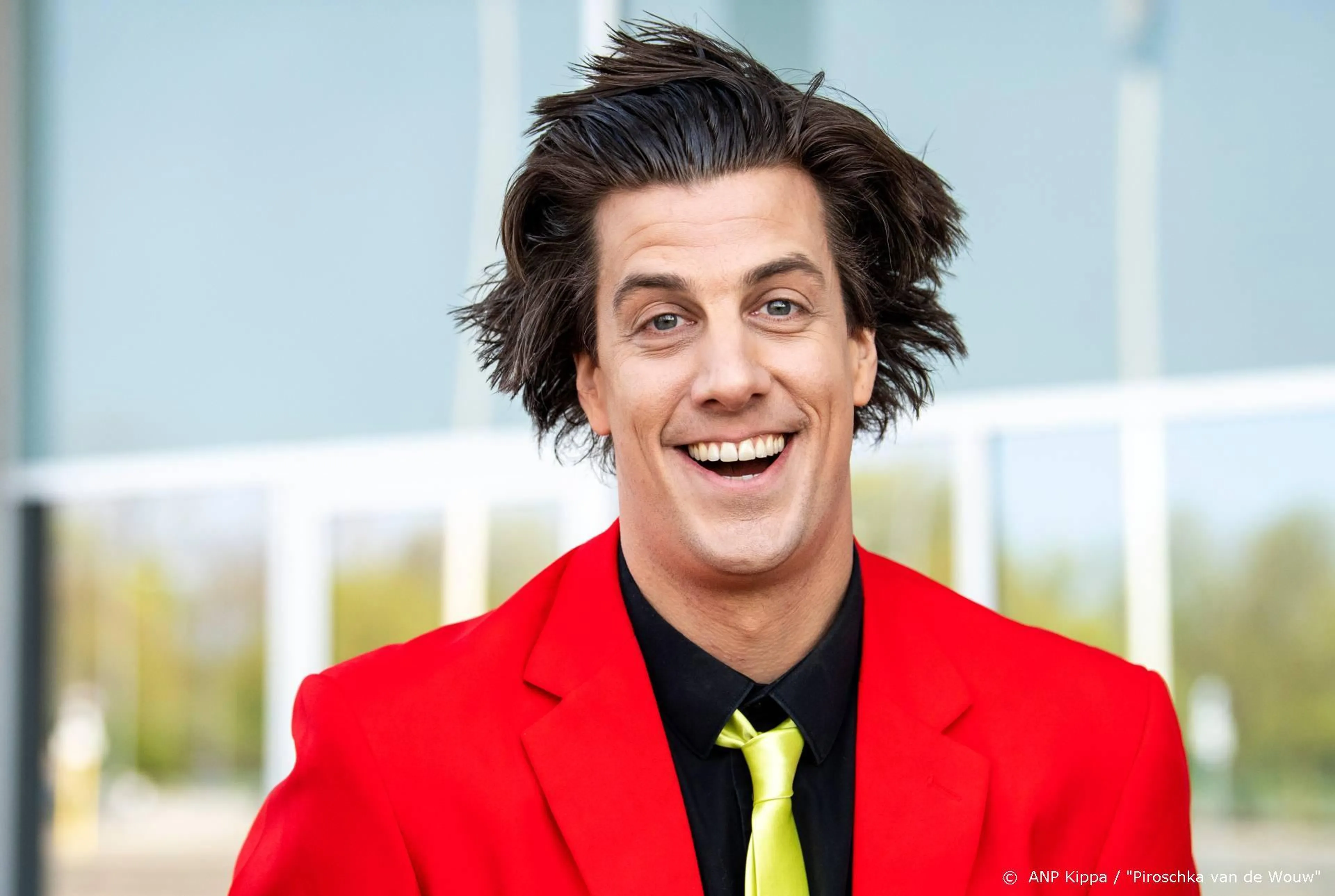 Frontman Snollebollekes doneert 200 boeken aan zorgcentrum