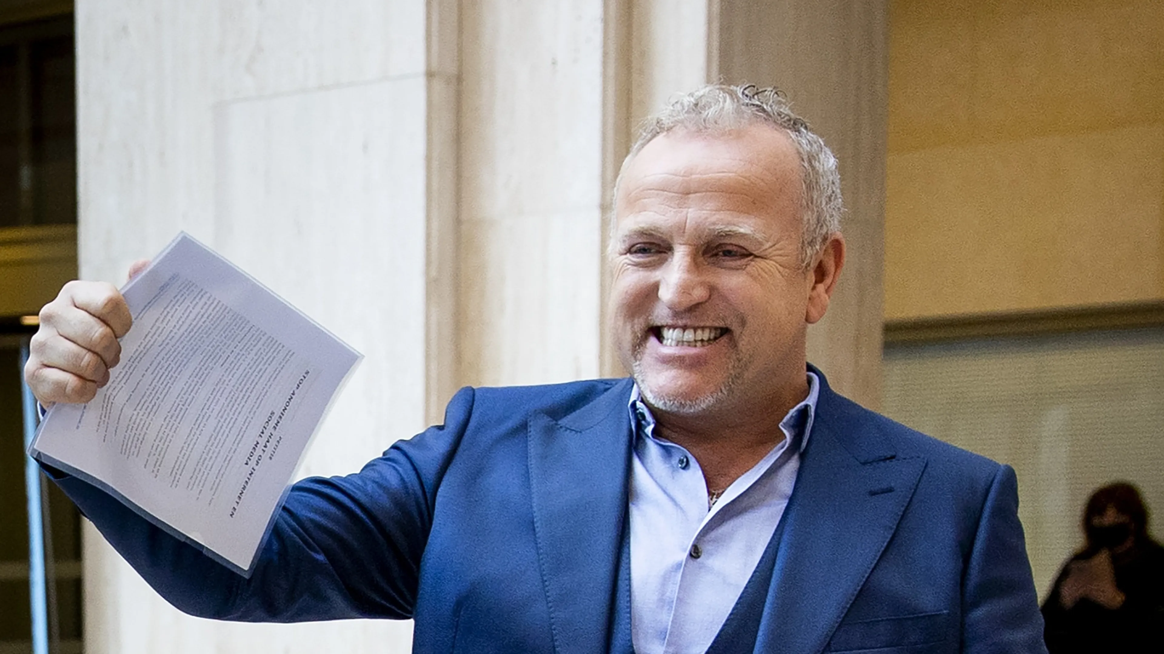 Gordon verschijnt strak in pak en lanceert eigen 'juicekanaal'