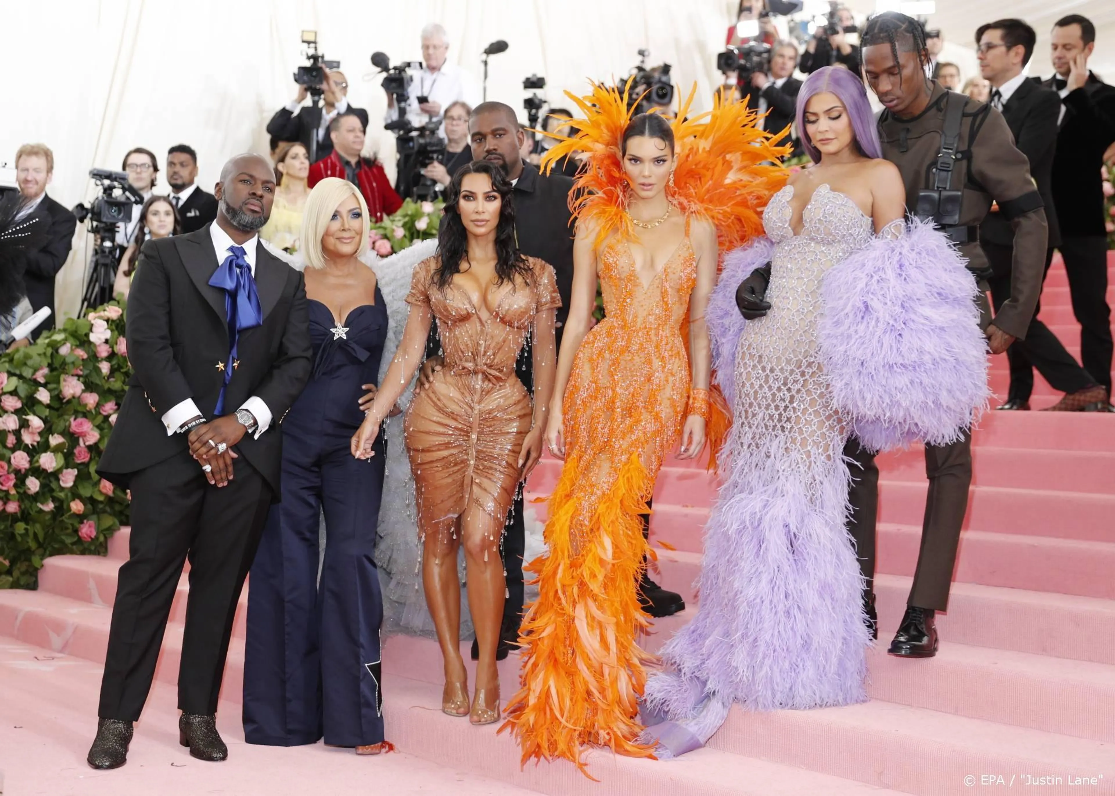 Kardashian-zussen vieren 86e verjaardag oma MJ