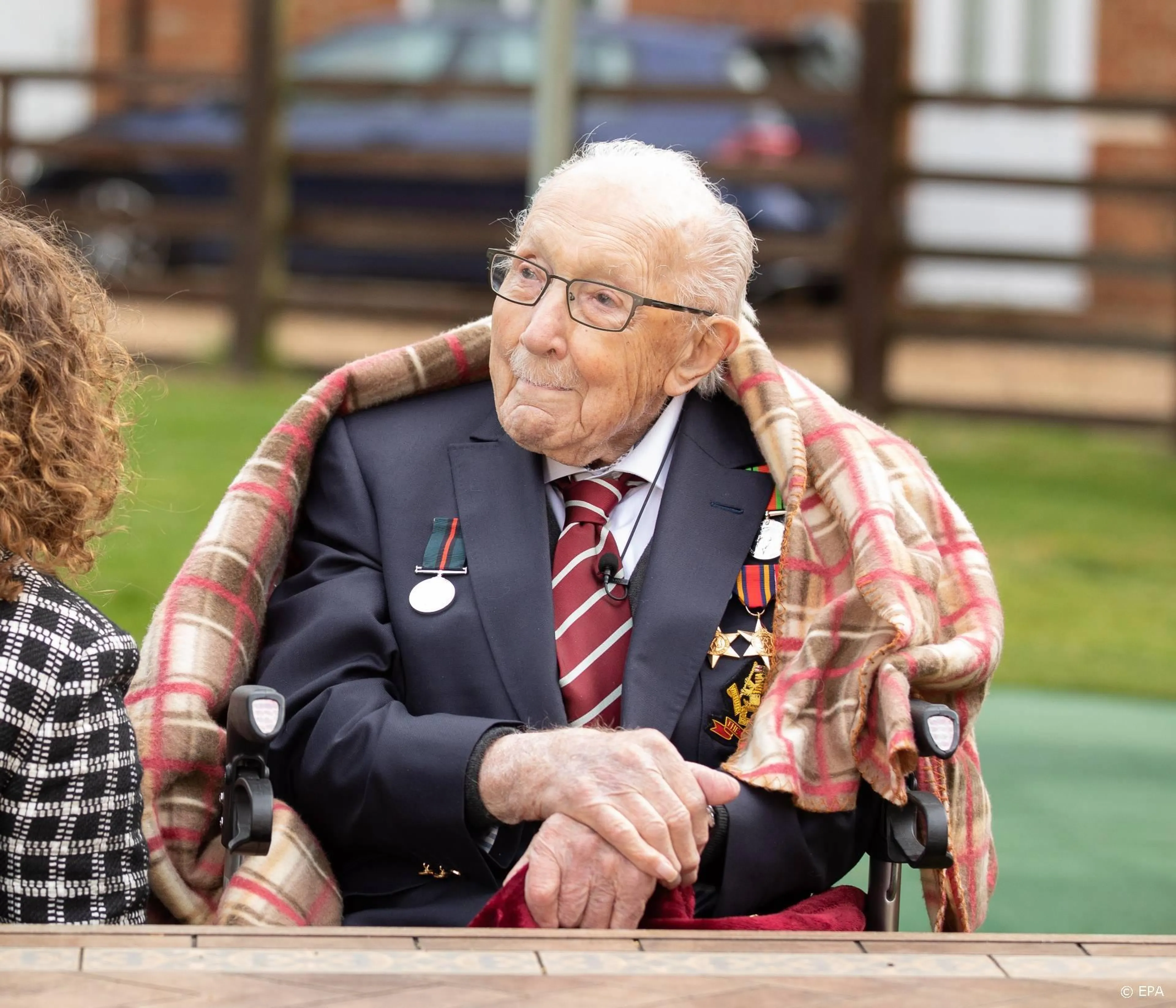 Veteraan en zanger Tom Moore (100) wordt geridderd