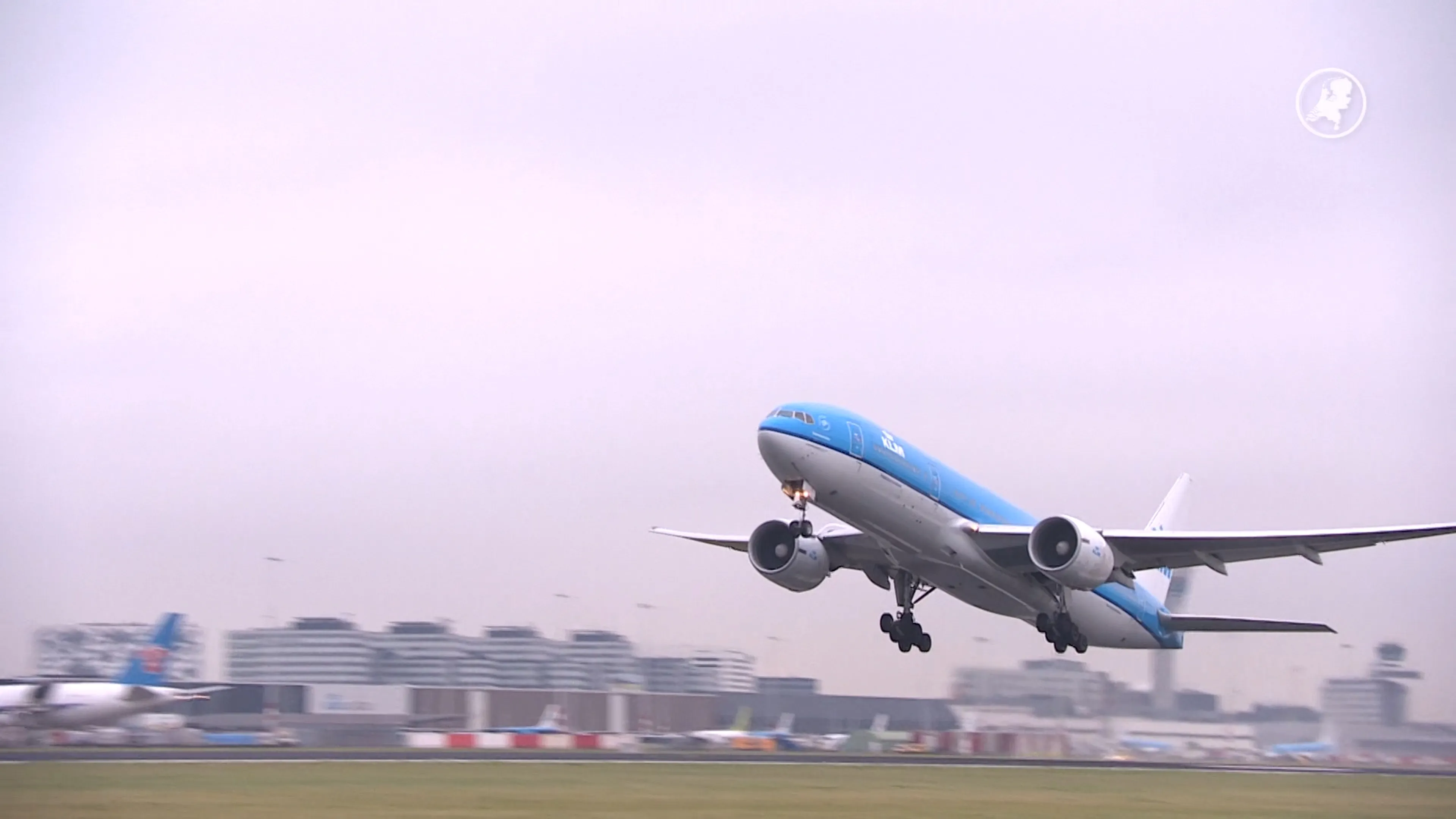 KLM mijdt luchtruimen in Midden-Oosten vanwege onrust  (Hart van Nederland - Late Editie)
