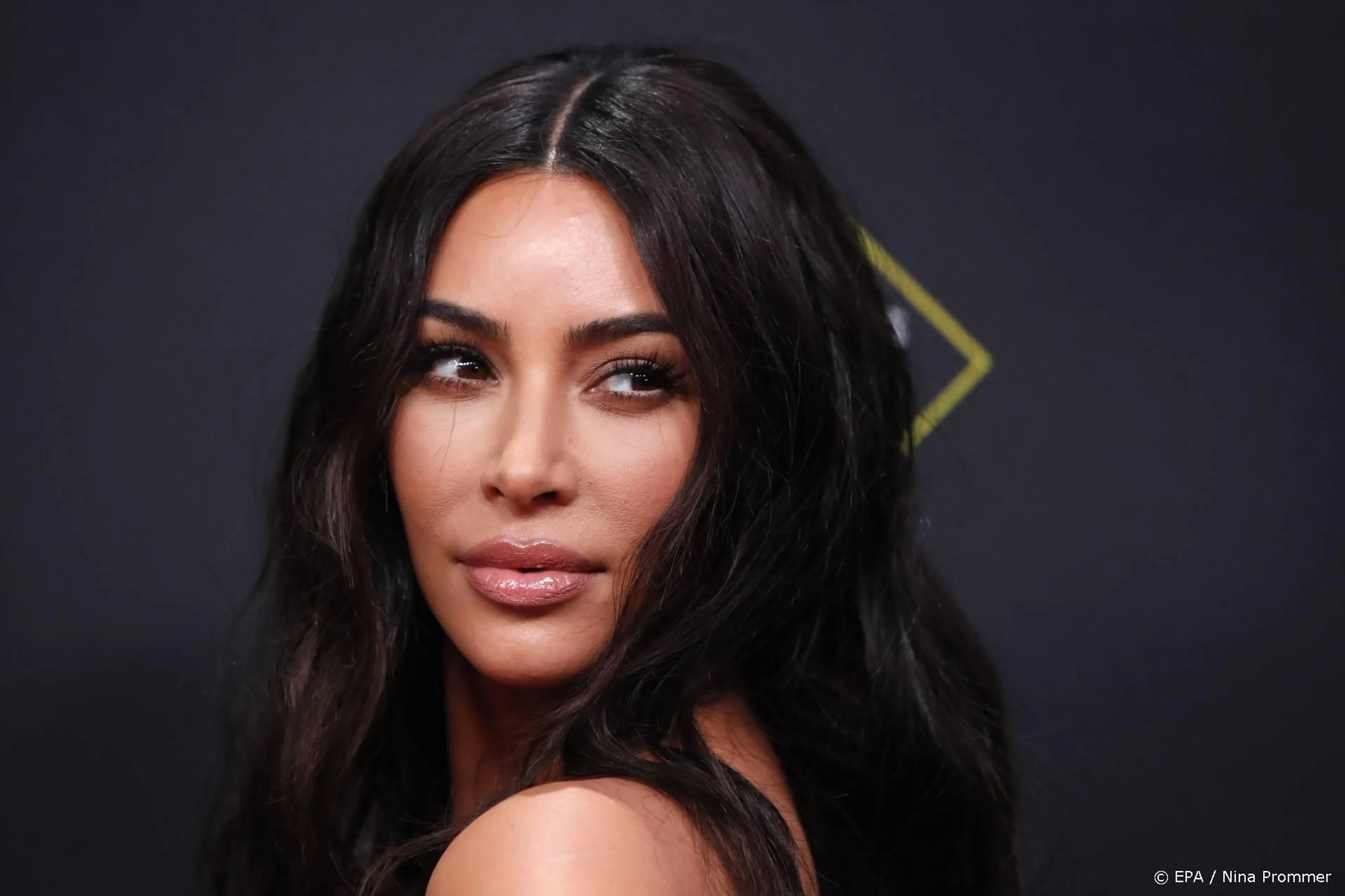 Kim Kardashian doneert 3000 dollar aan werkloze weduwe