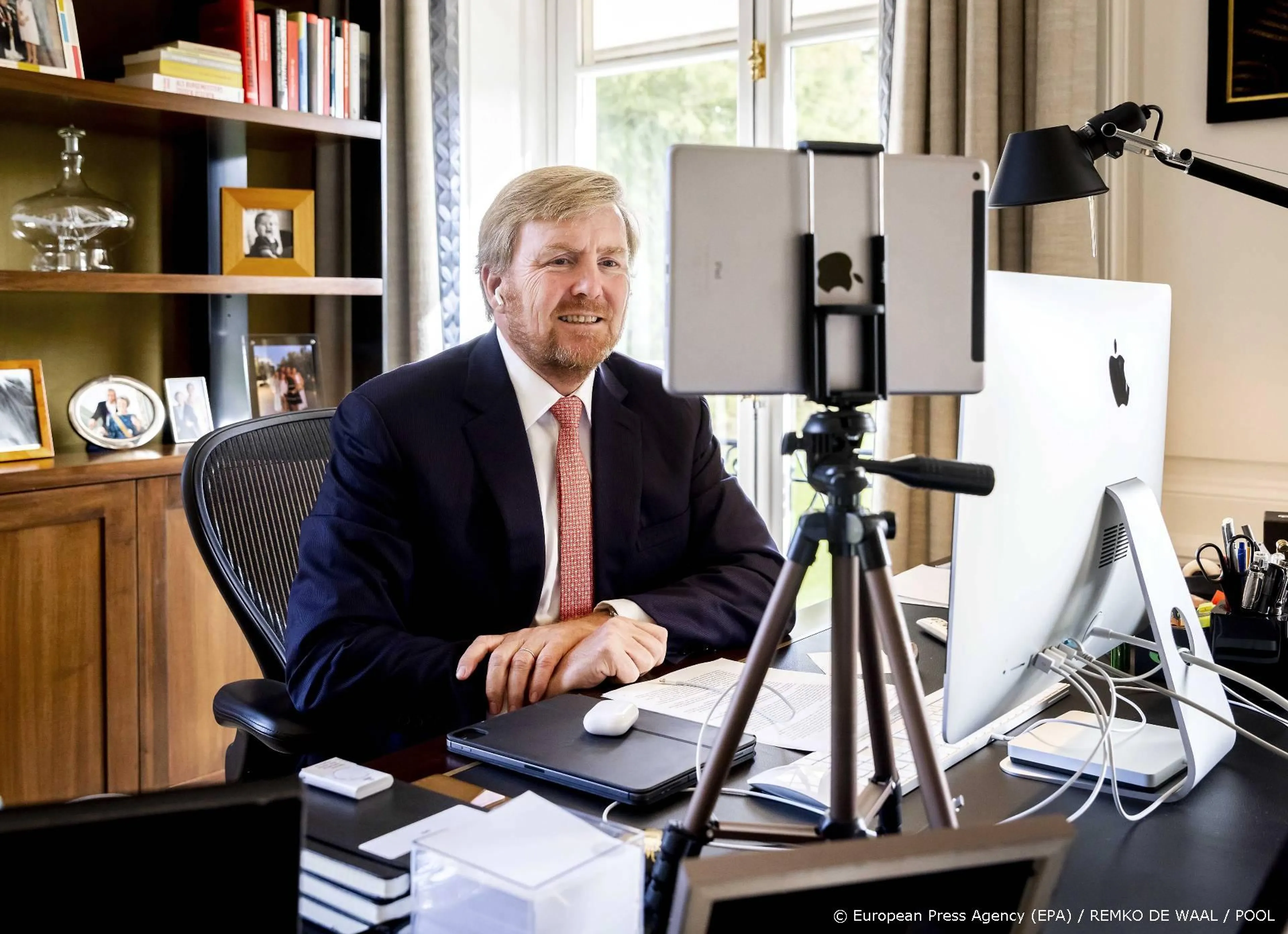 Willem-Alexander geeft steun aan lokale boekwinkels