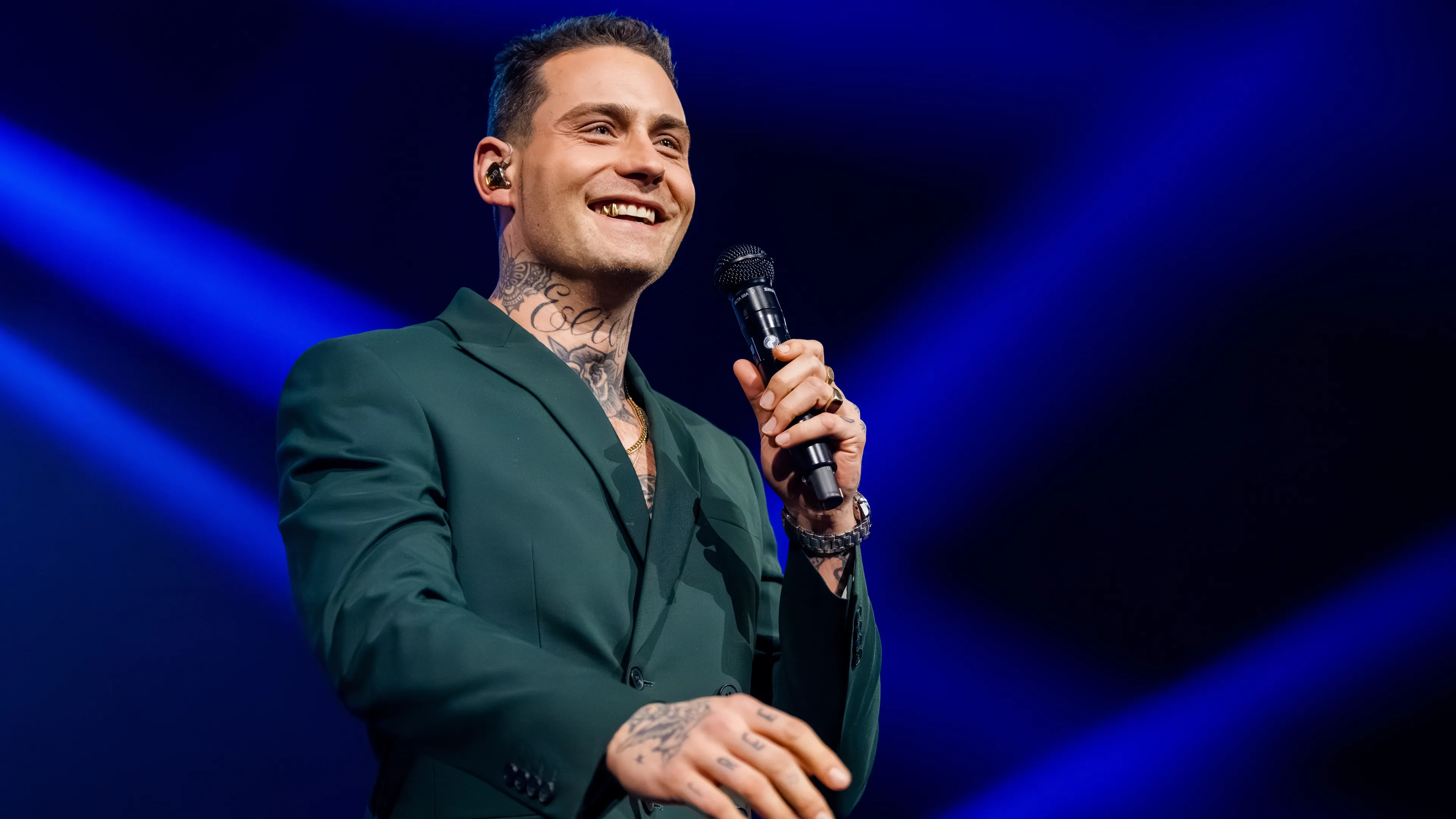 Manager Douwe Bob bevestigt noodzaak vertrek: 'Vanmiddag 112 moeten bellen'