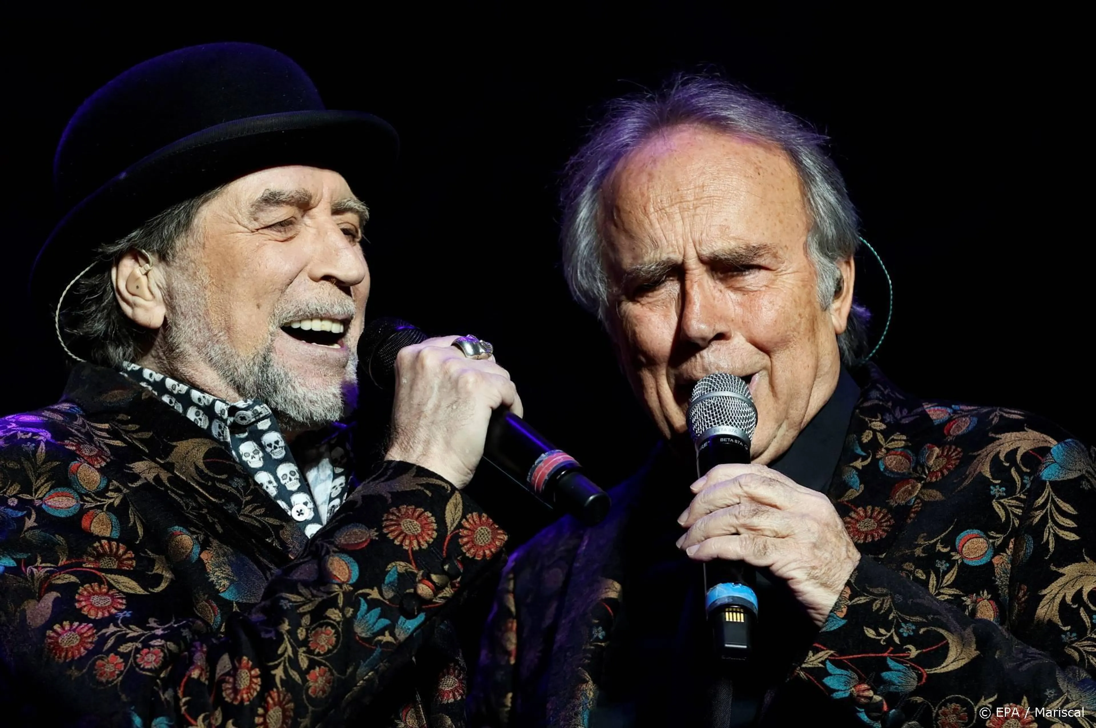 Spaanse zanger Joaquín Sabina (71) valt twee meter van podium