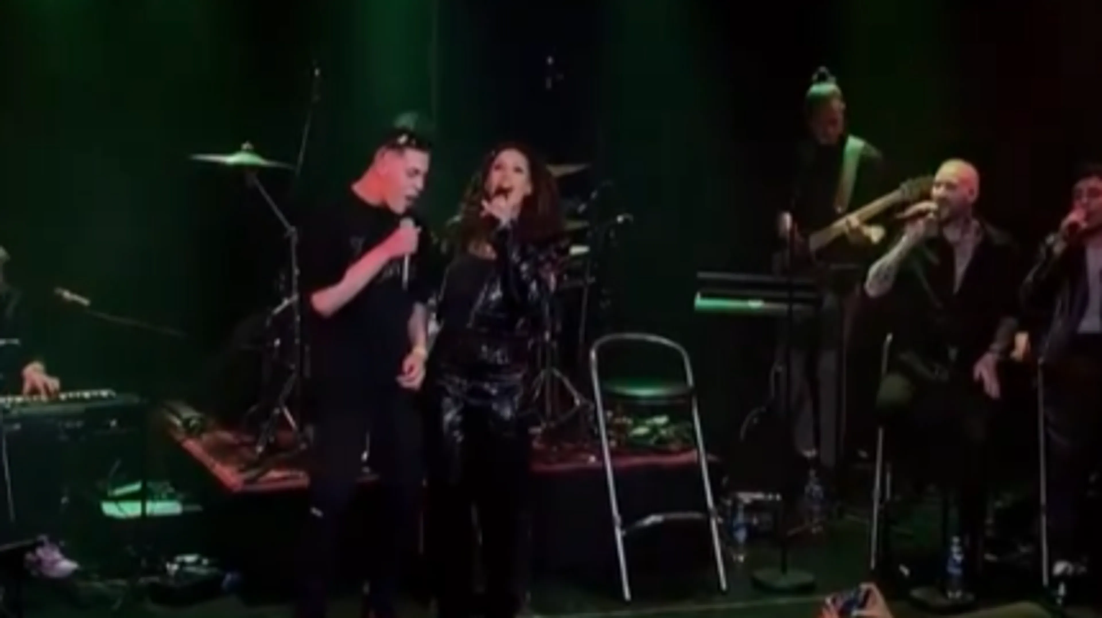 ZIEN: Glennis Grace trekt zoon podium op om mee te zingen