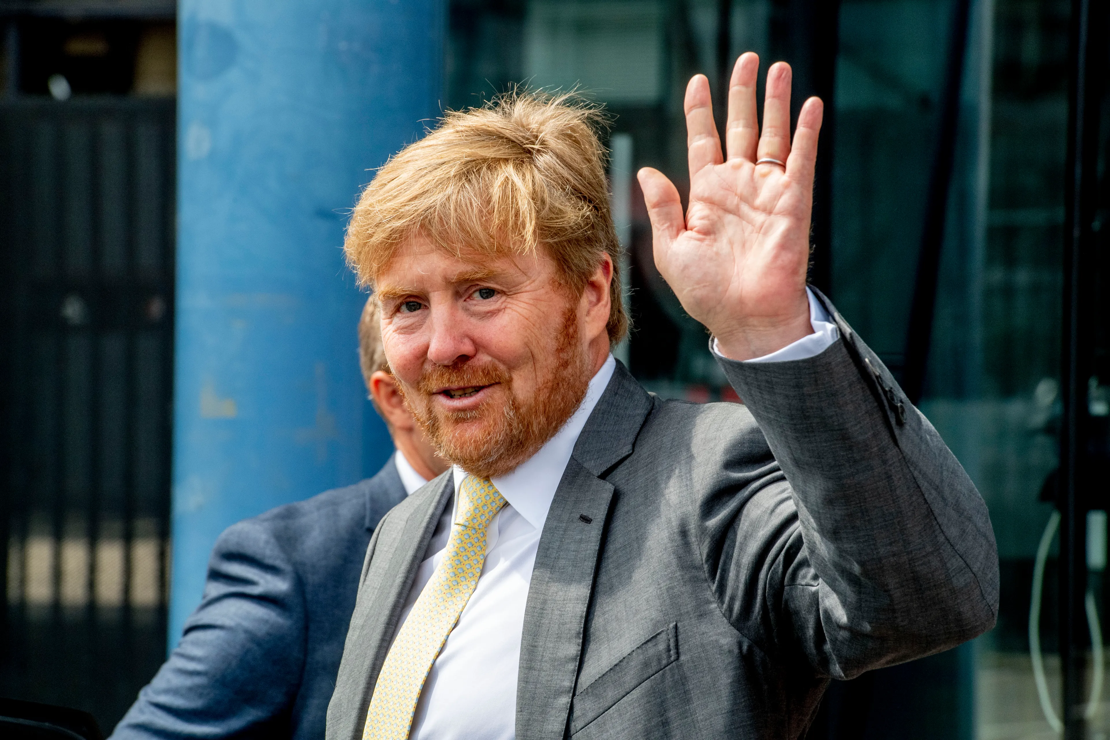 Koning Willem-Alexander krijgt bijzonder Ajax-shirt
