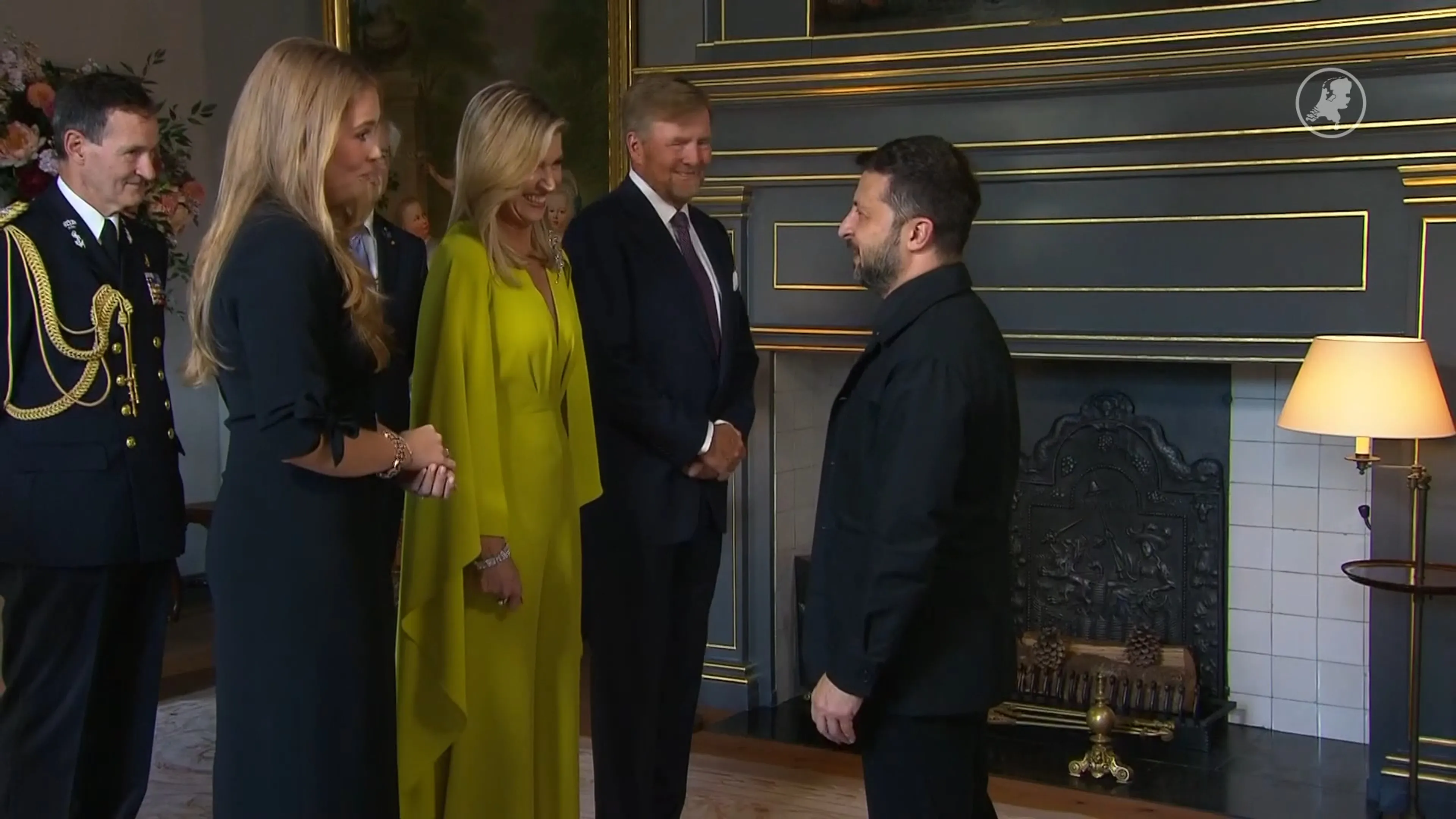Koningspaar en Amalia ontvangen hoogwaardigheidsbekleders voor diner  (Hart van Nederland)