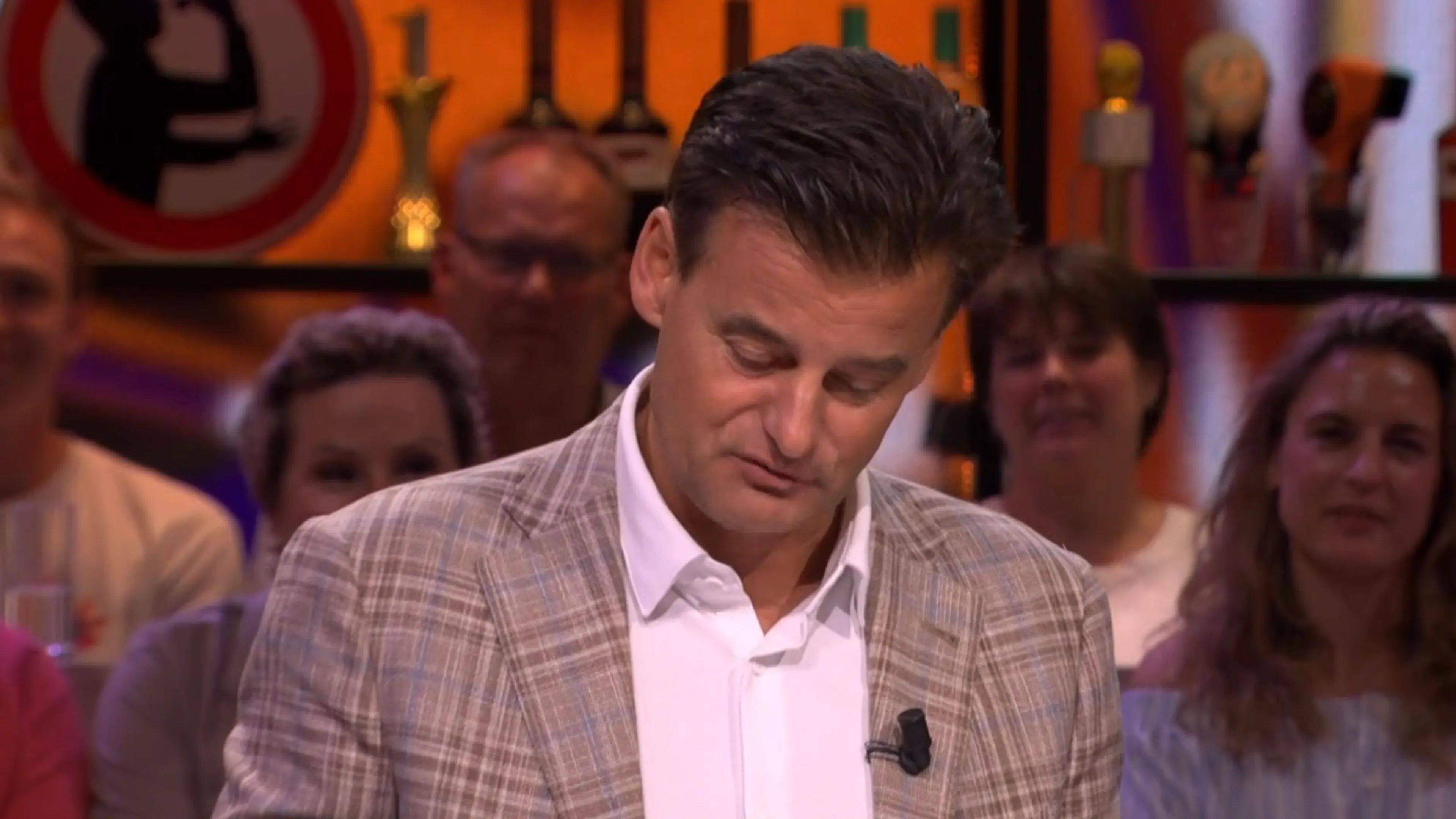 Wilfred krijgt live in uitzending berichtje van ontbrekende René