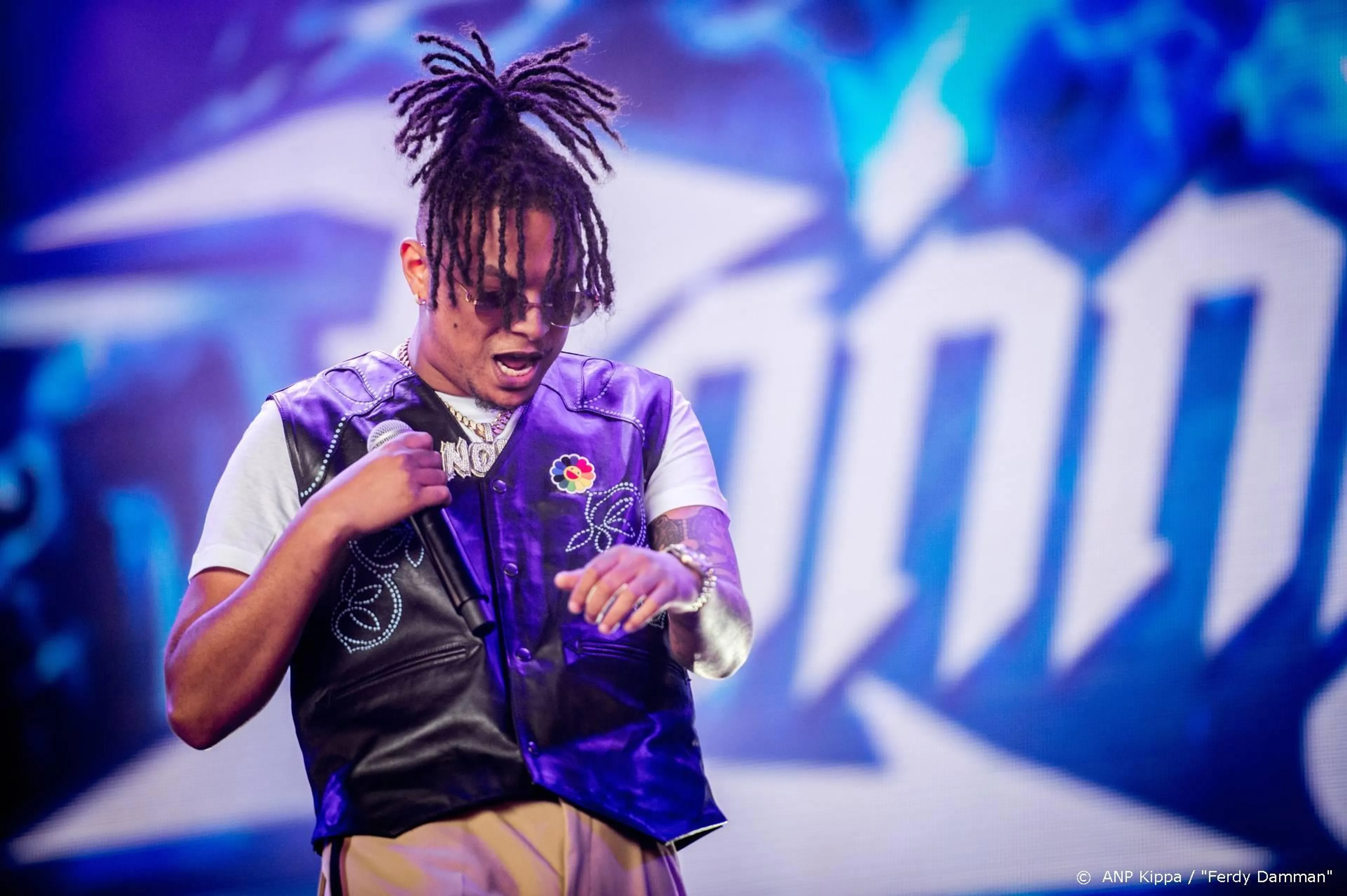 Ronnie Flex onder vuur na steuntweet aan Akwasi