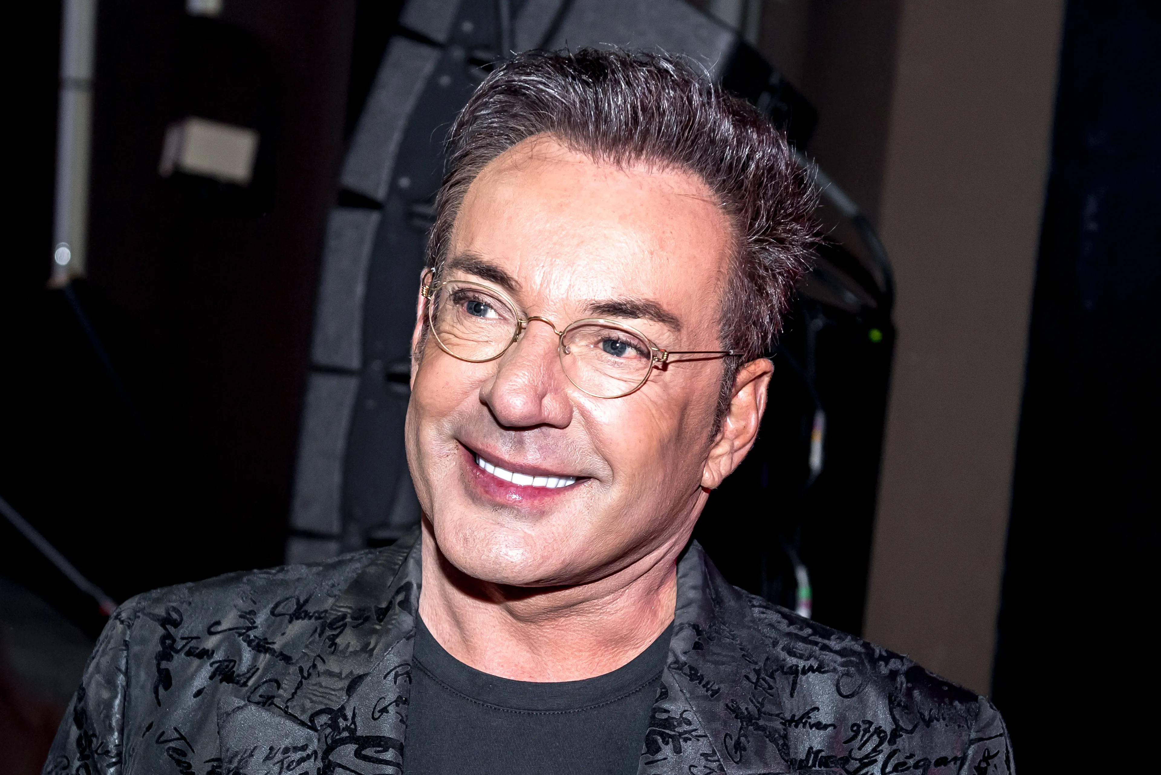 Gerard Joling werkt zich flink in het zweet
