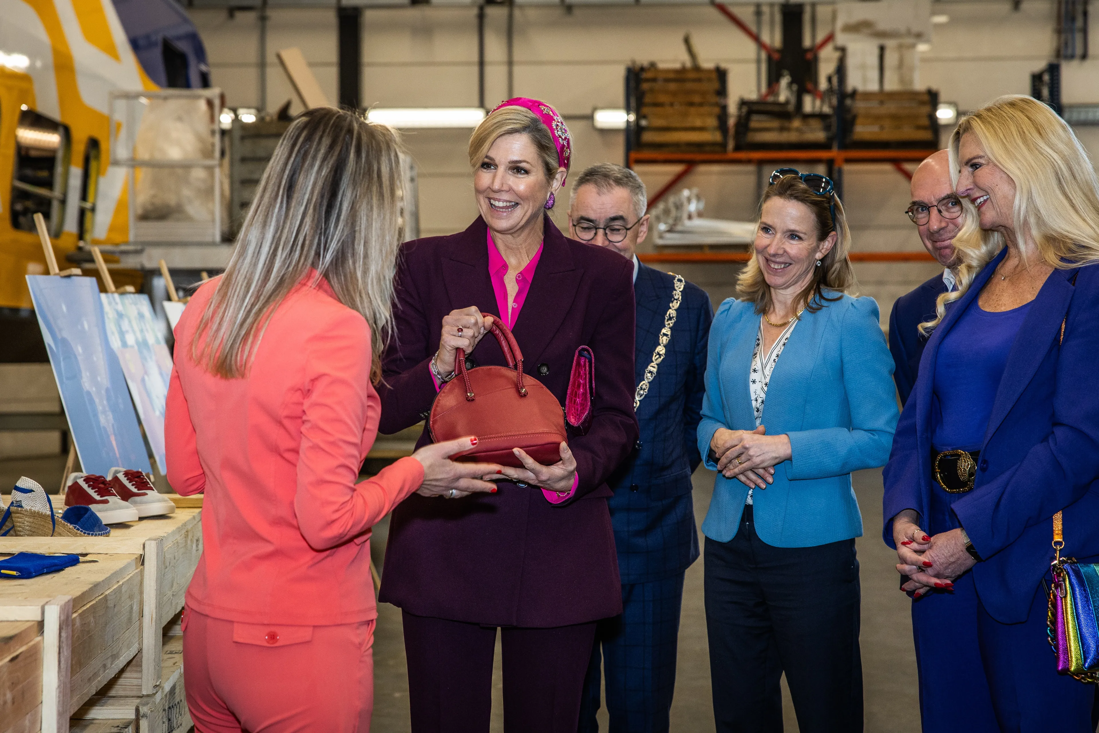 Koningin Máxima krijgt tas van heel bijzonder materiaal