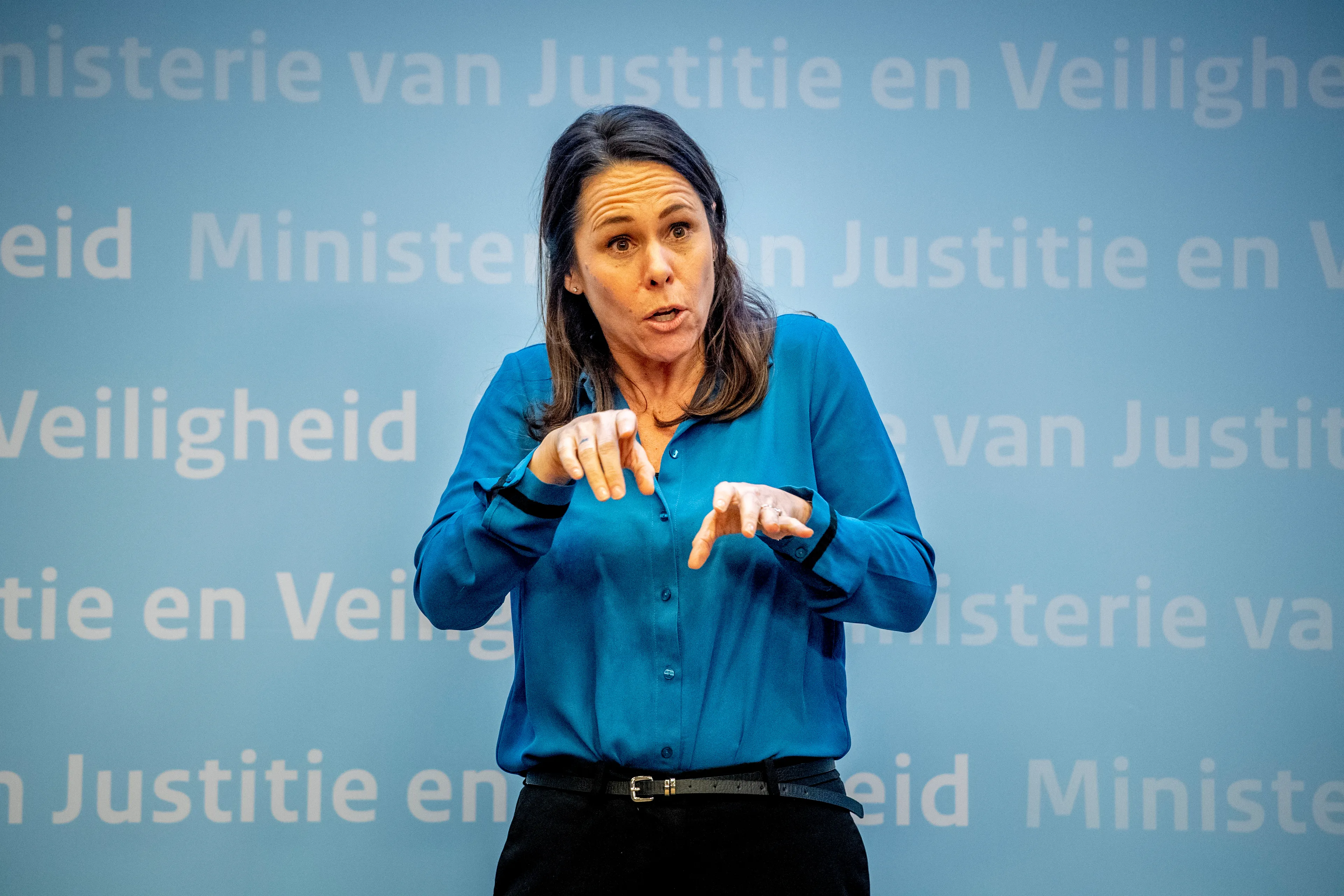 Miljoenen kijkers gefascineerd door gebarentolk Irma Sluis