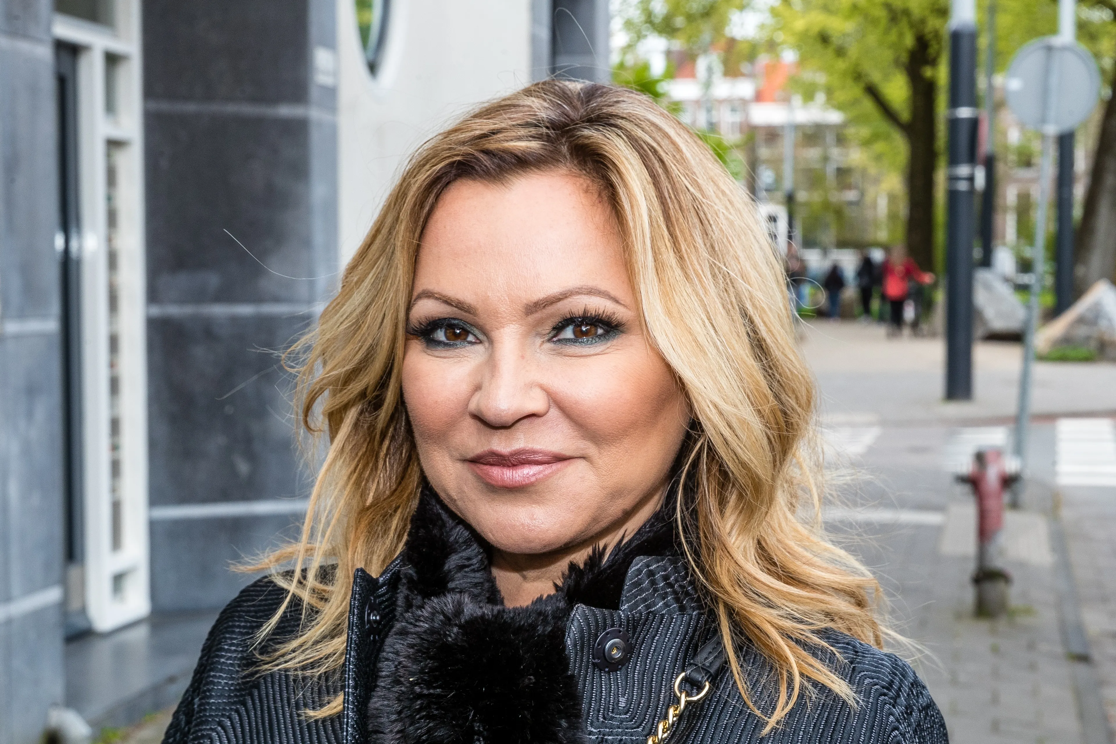 Tatjana Šimić zet de schaar in lange blonde lokken