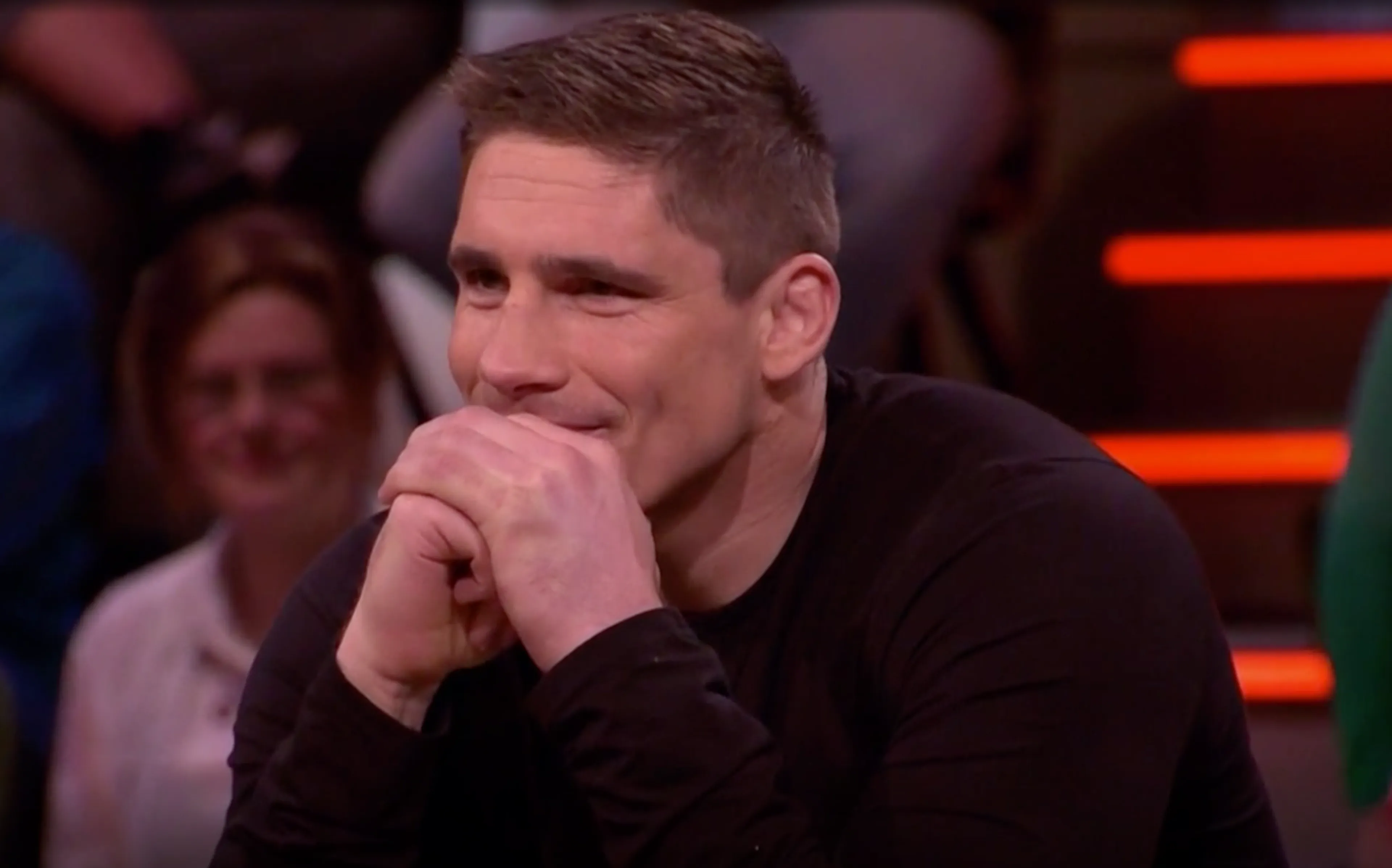 Rico Verhoeven breekt per ongeluk rib van interviewer