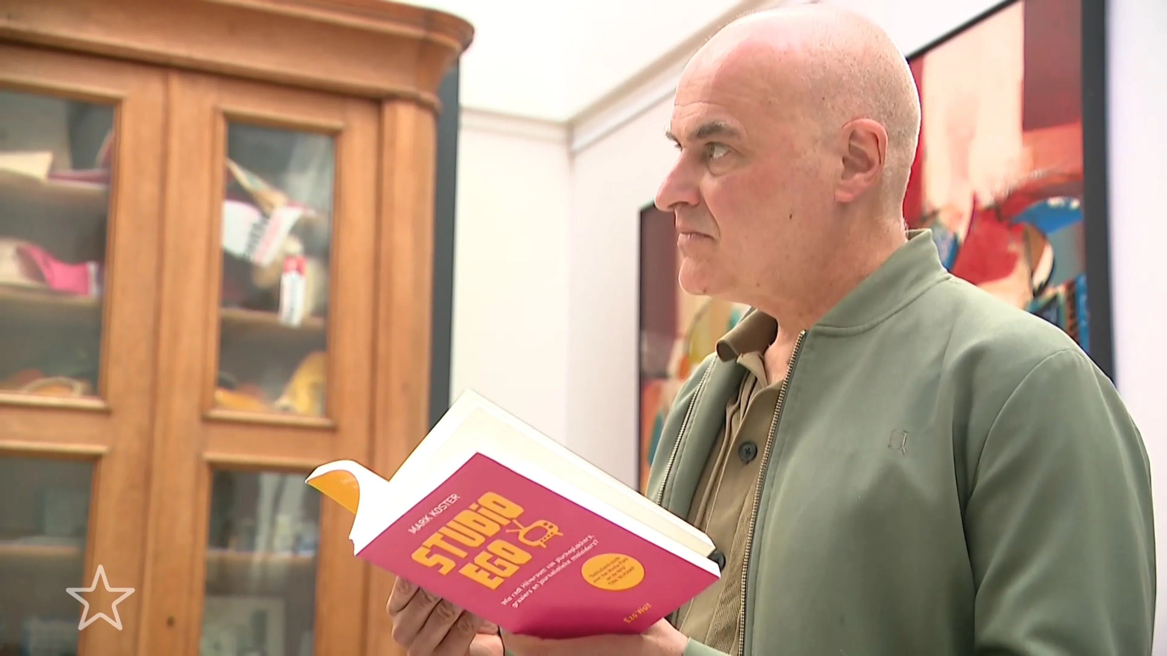 Mark Koster hekelt publieke omroep in zijn nieuwe boek Studio Ego