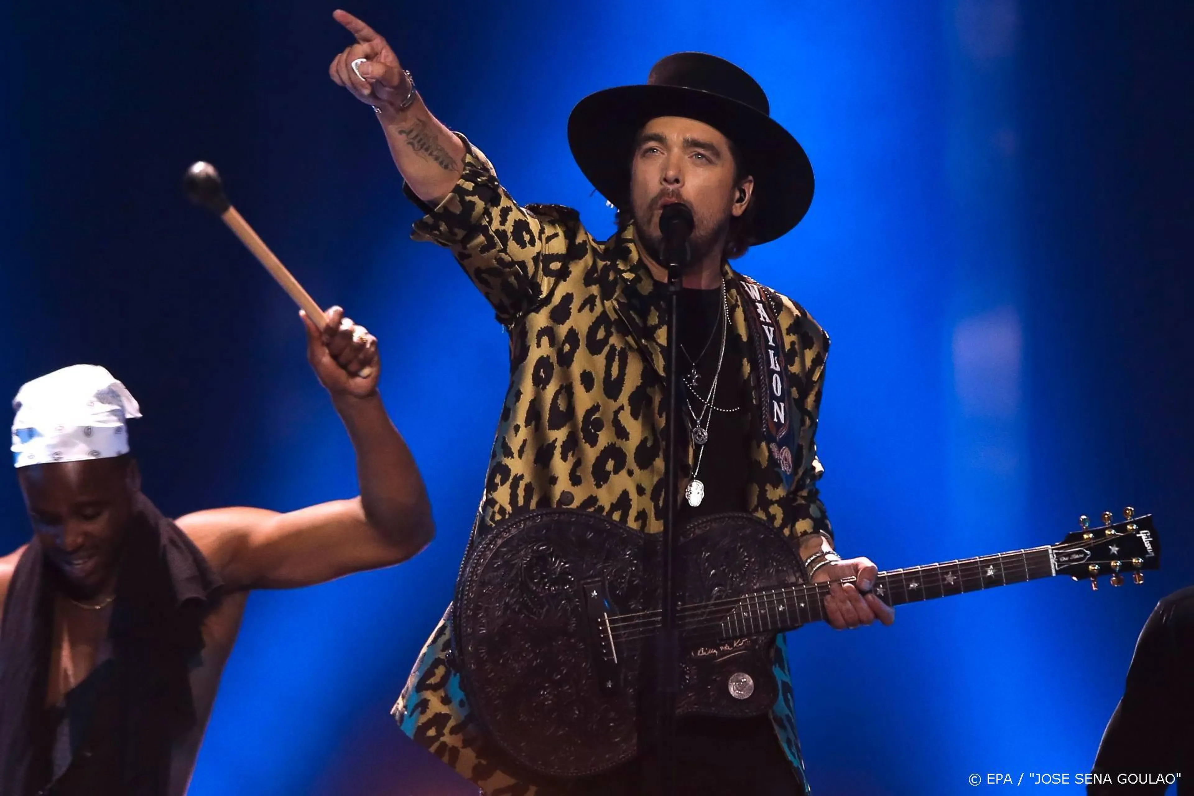 Halfnaakte Waylon baalt soms als hij in spiegel kijkt