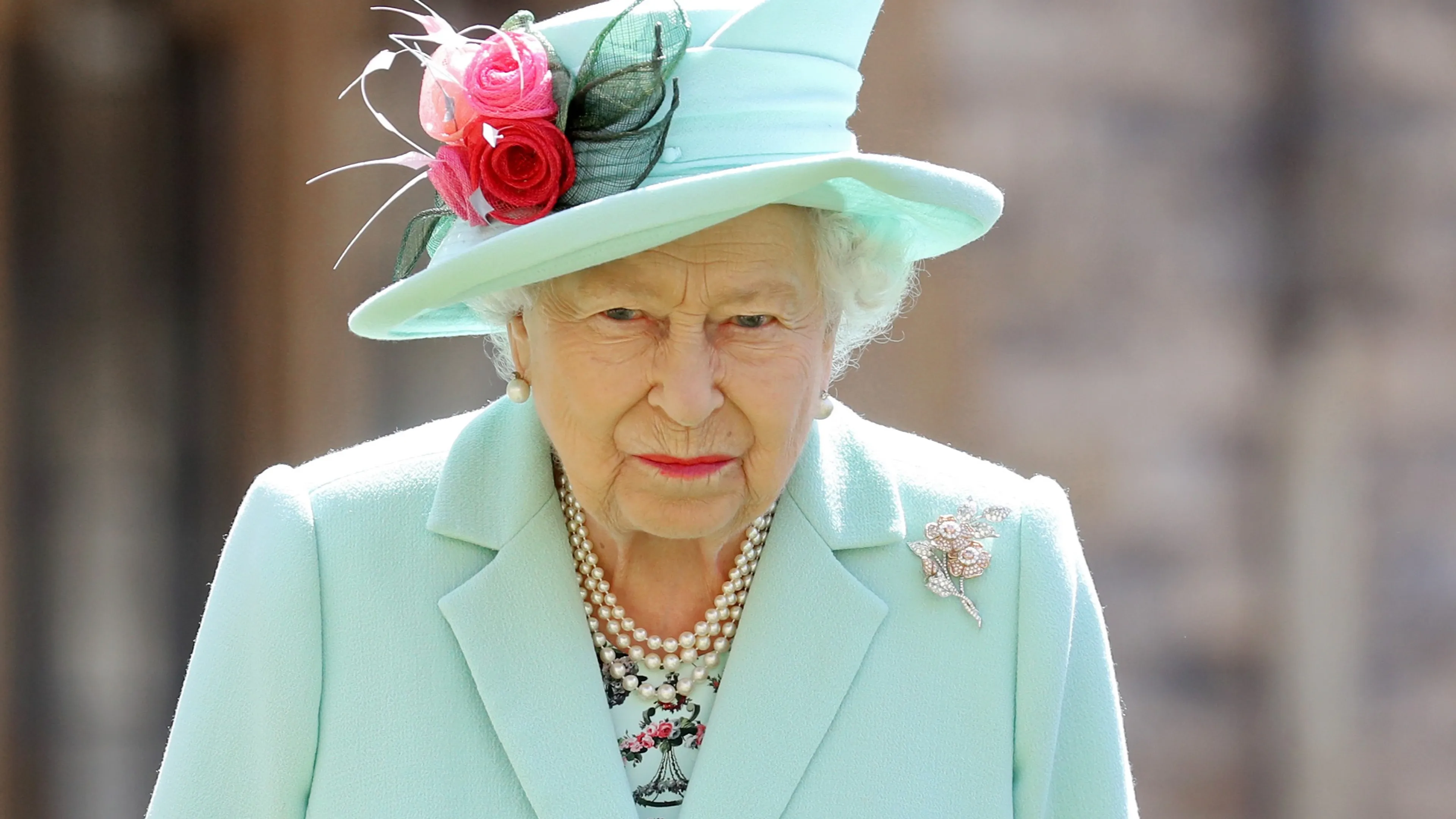 Britse hof deelt foto van jonge Queen en vader op Vaderdag
