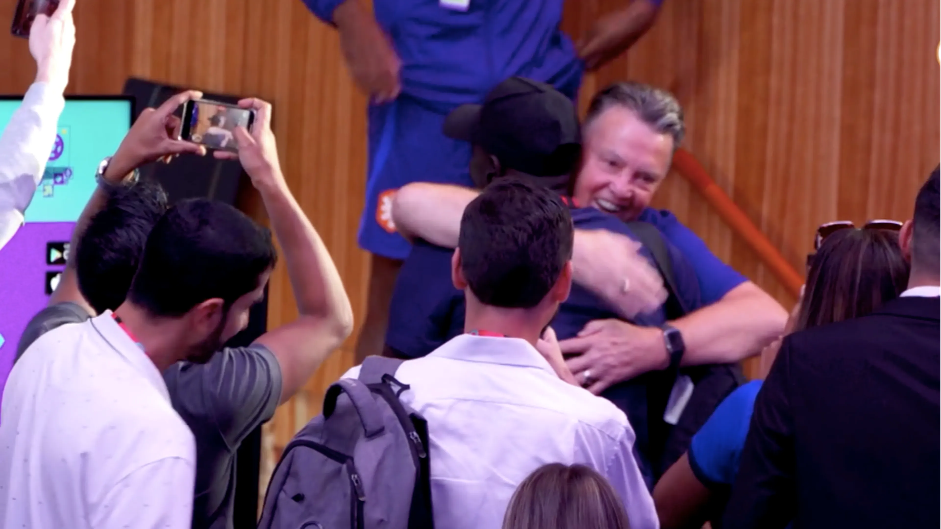 ZIEN: Louis van Gaal 'knuffelt lekker' met groot fan