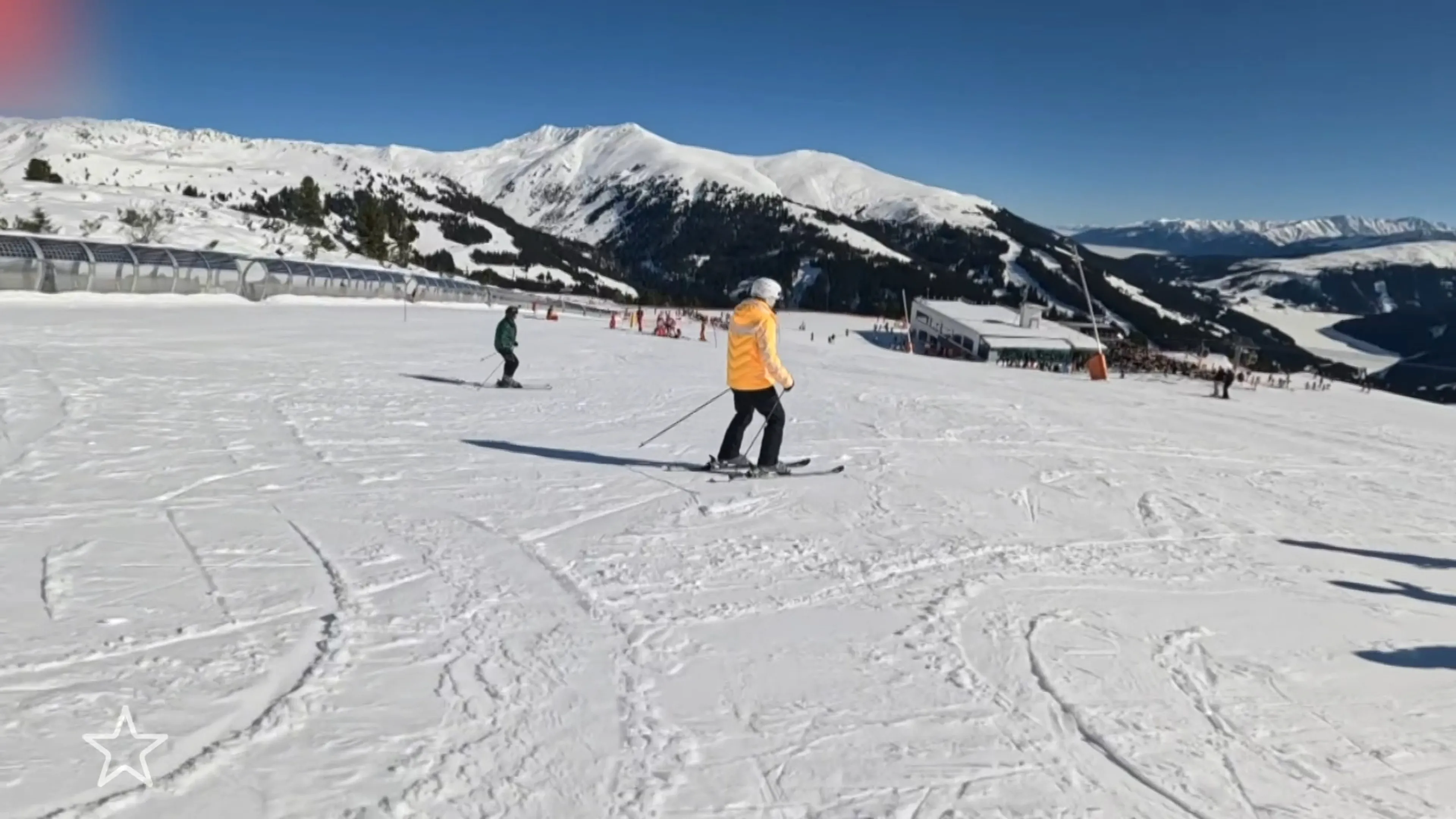 Gerard Joling waagt zich op de ski's