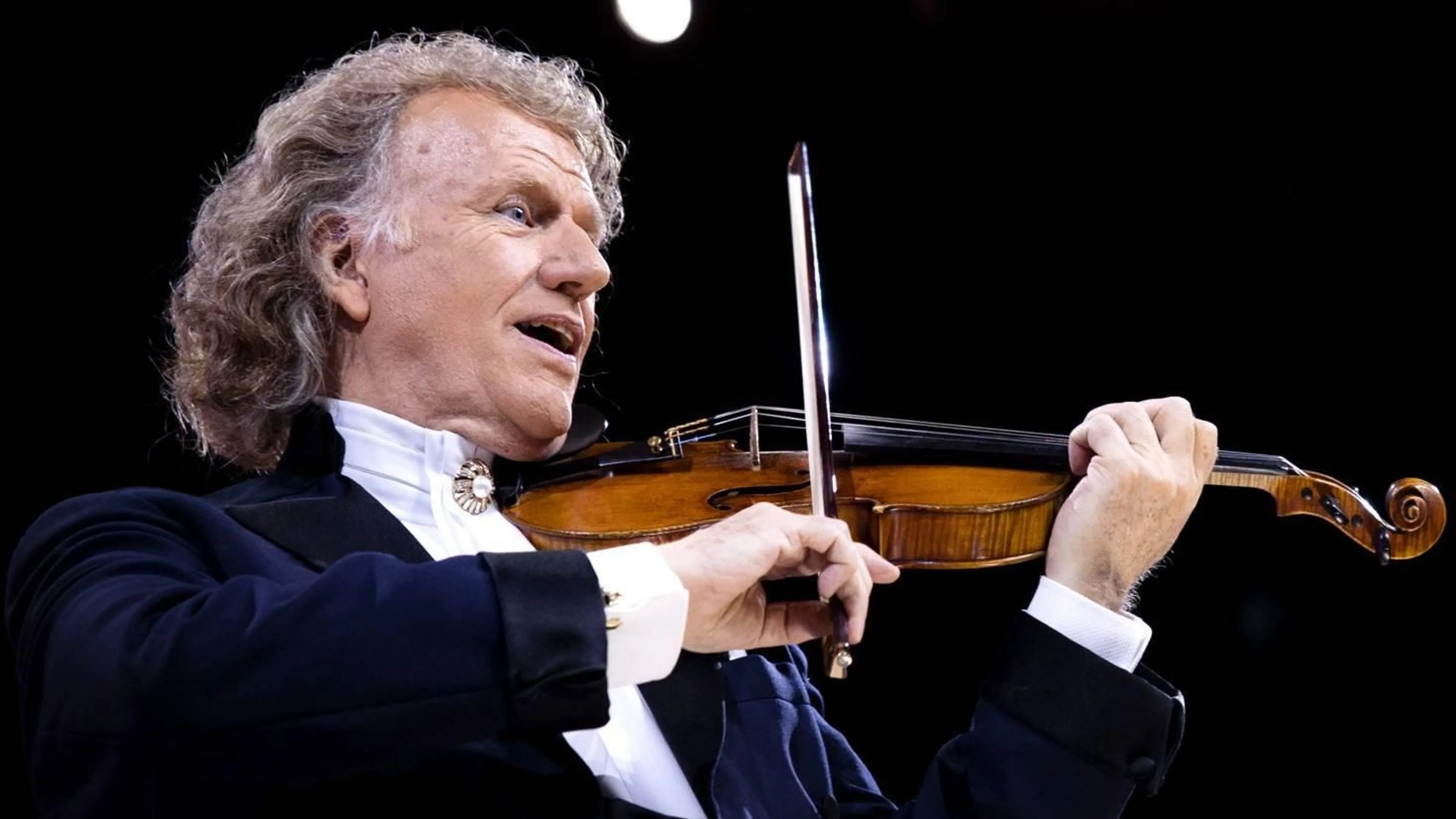 Zien: André Rieu emotioneel na slagen eindexamen kleinkinderen