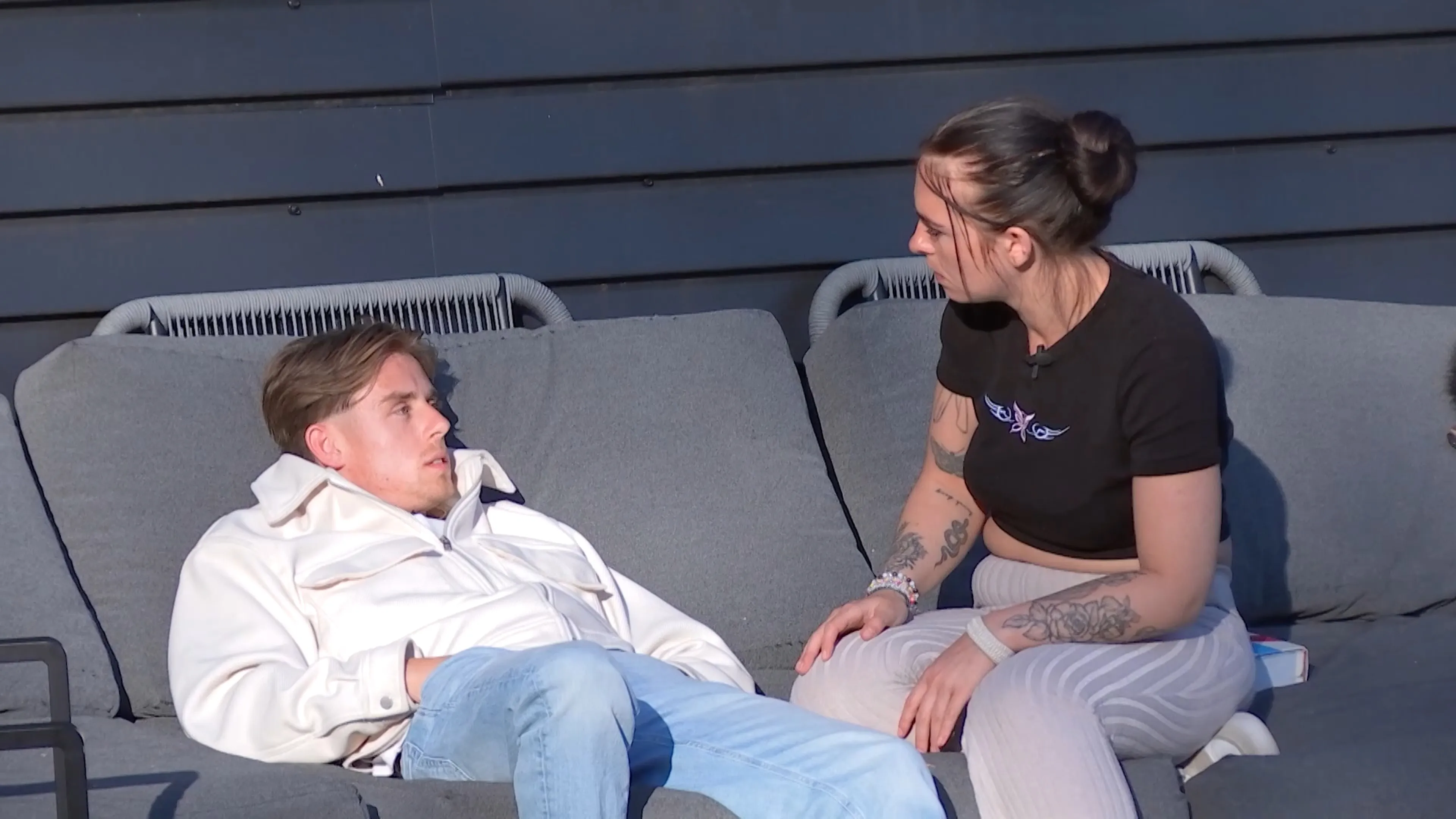 Roxy vindt het gedrag van Robert asociaal (De Bondgenoten)