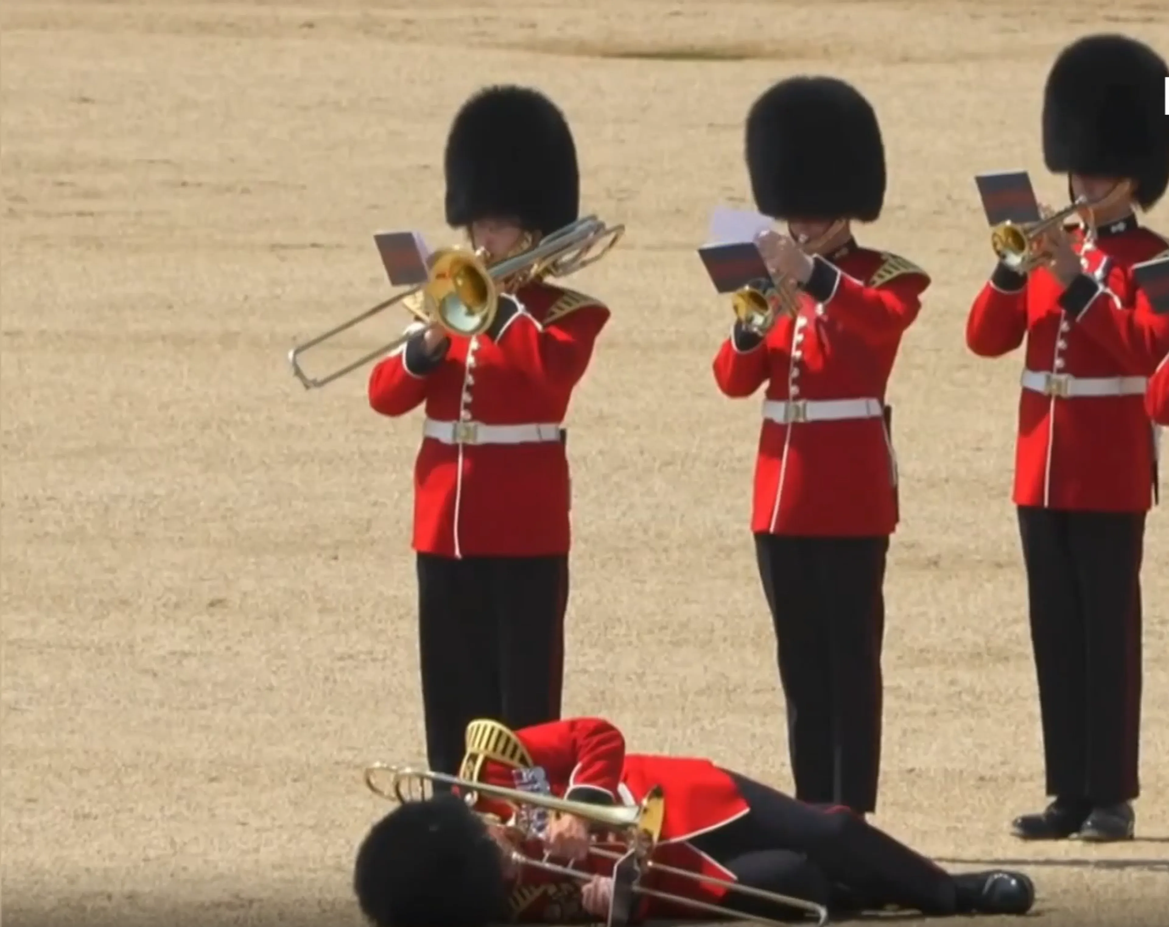 ZIEN: Engelse soldaten vallen flauw van de hitte in London