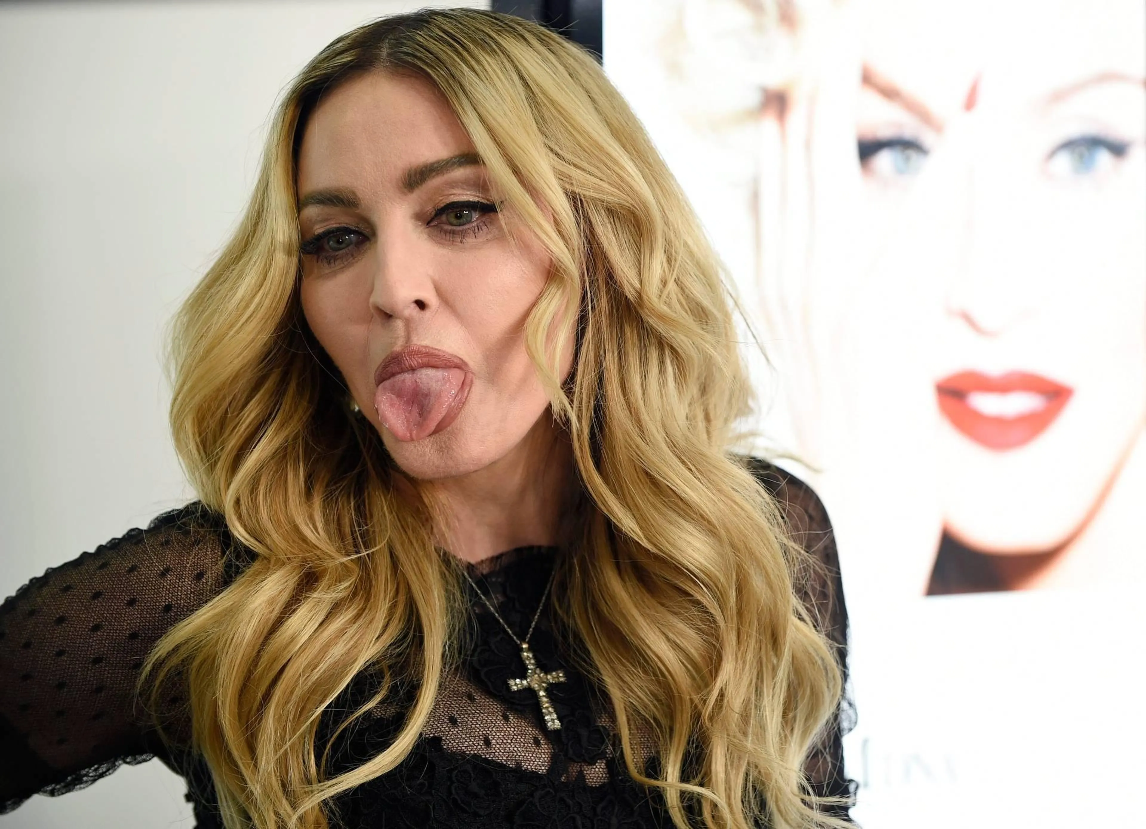Madonna maakt de tongen los met nieuwe naaktfoto