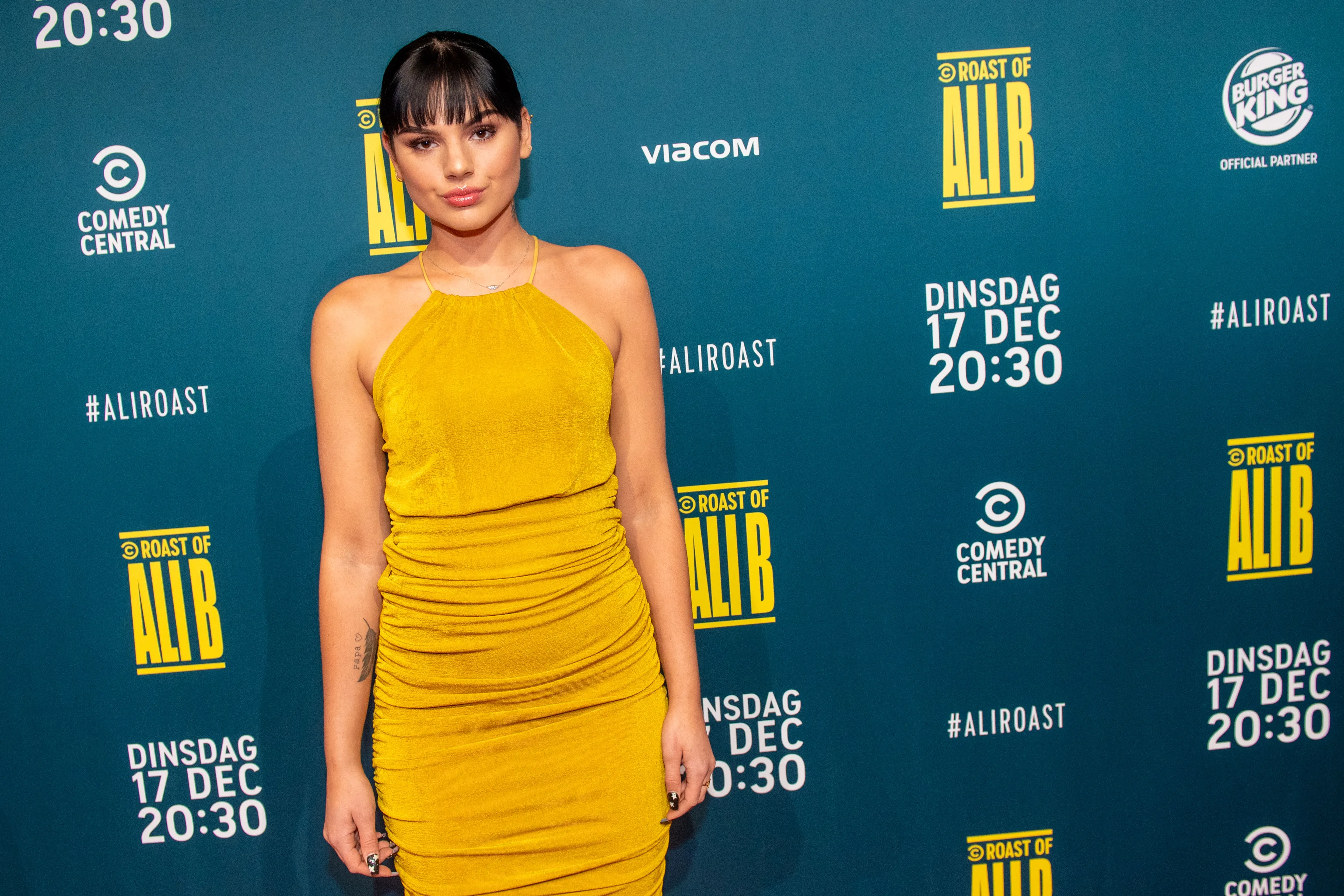 Famke Louise zwaar onder vuur na foto met stapels bont
