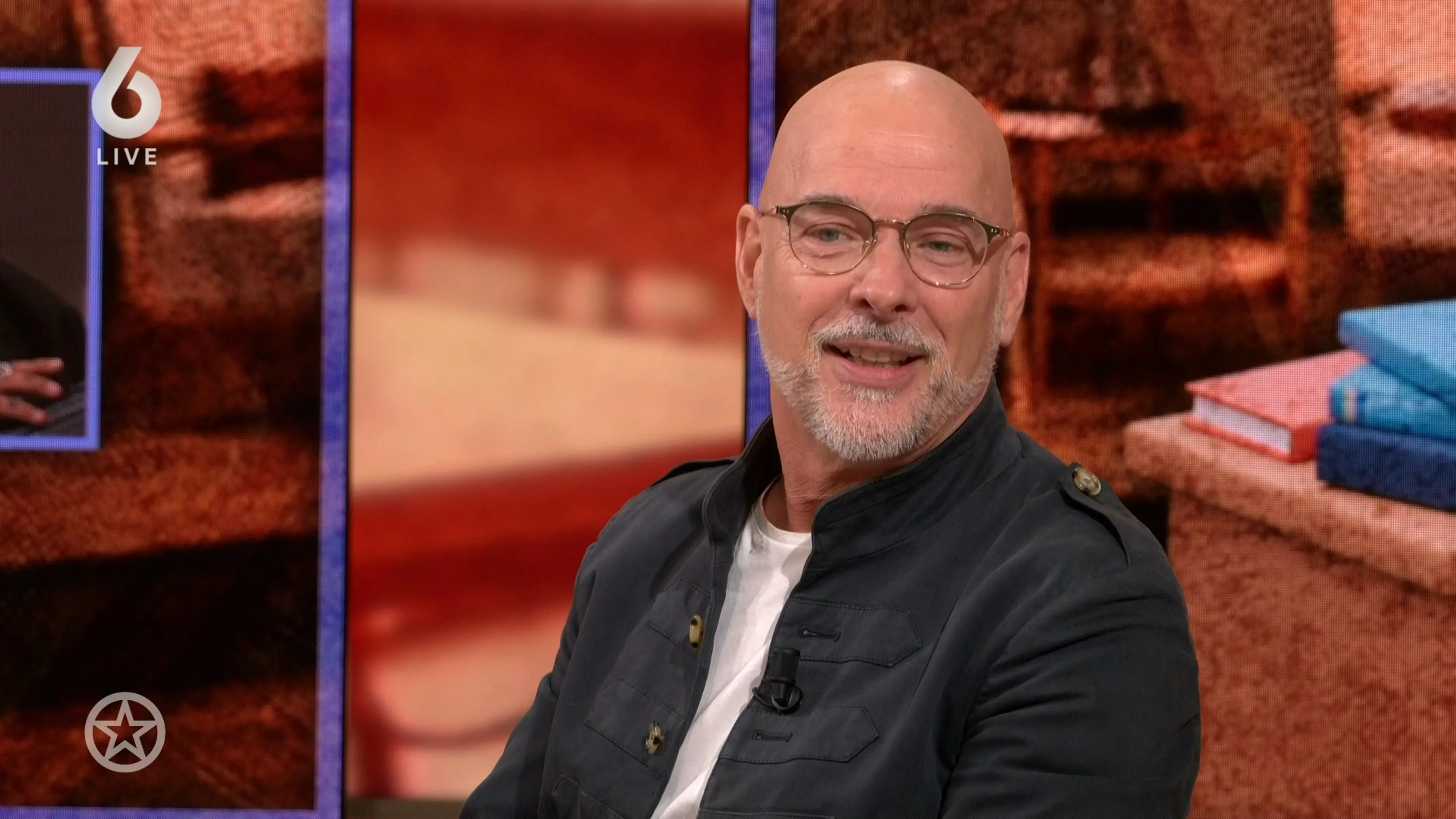 Rob Kamphues vertelt aan de Shownieuws-tafel over De Klassenavond