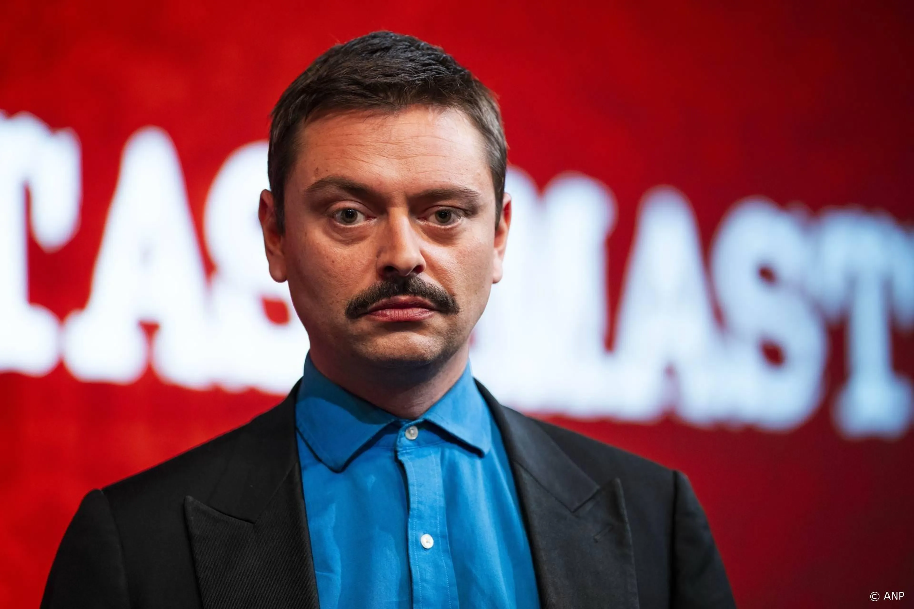 Zien: Donny Ronny scheert zich kaal tijdens opdracht in tv-programma