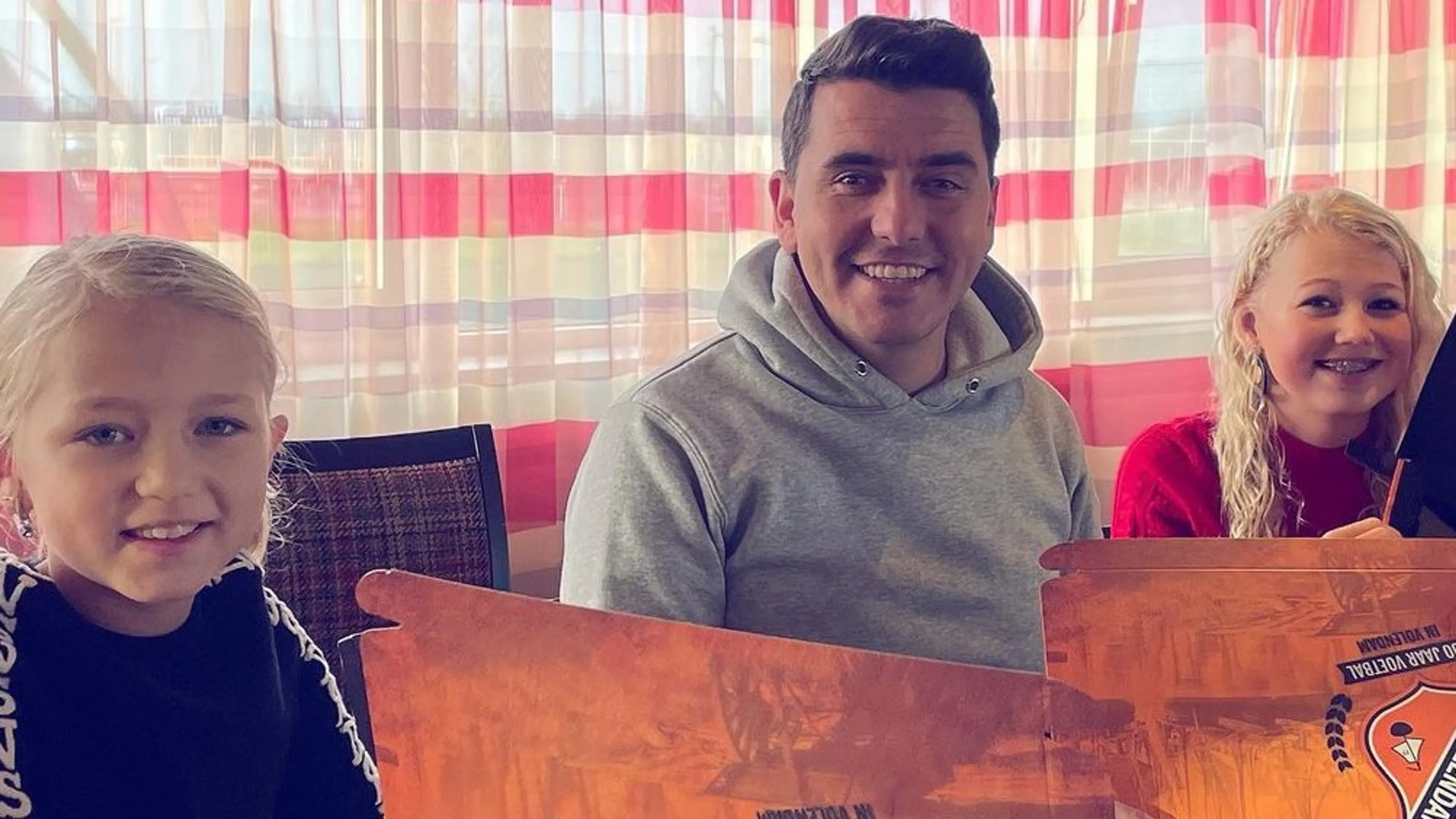 Jan Smit en dochters doen vrijwilligerswerk 