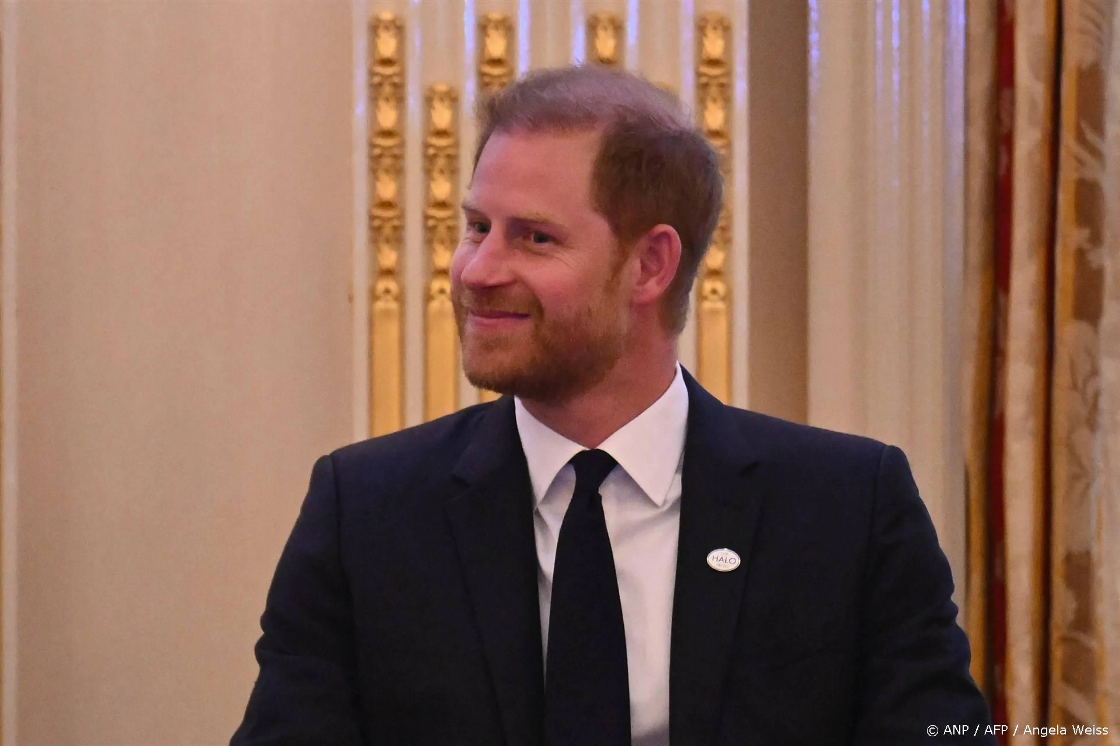 Prins Harry gespot bij tattoozaak