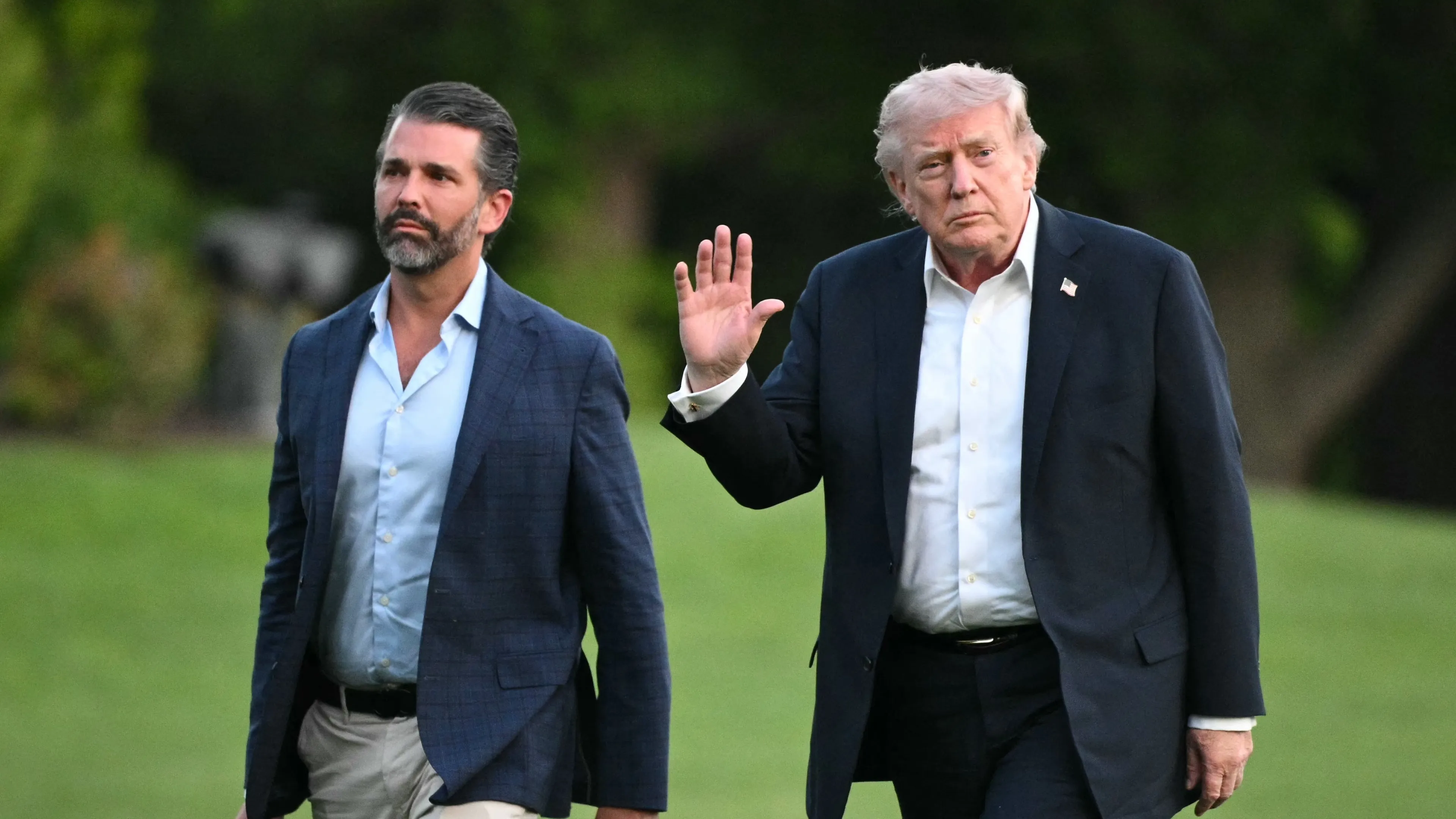 Trump zegt bruiloft van zoon Don Jr. af uit 'liefde voor de Verenigde Staten'