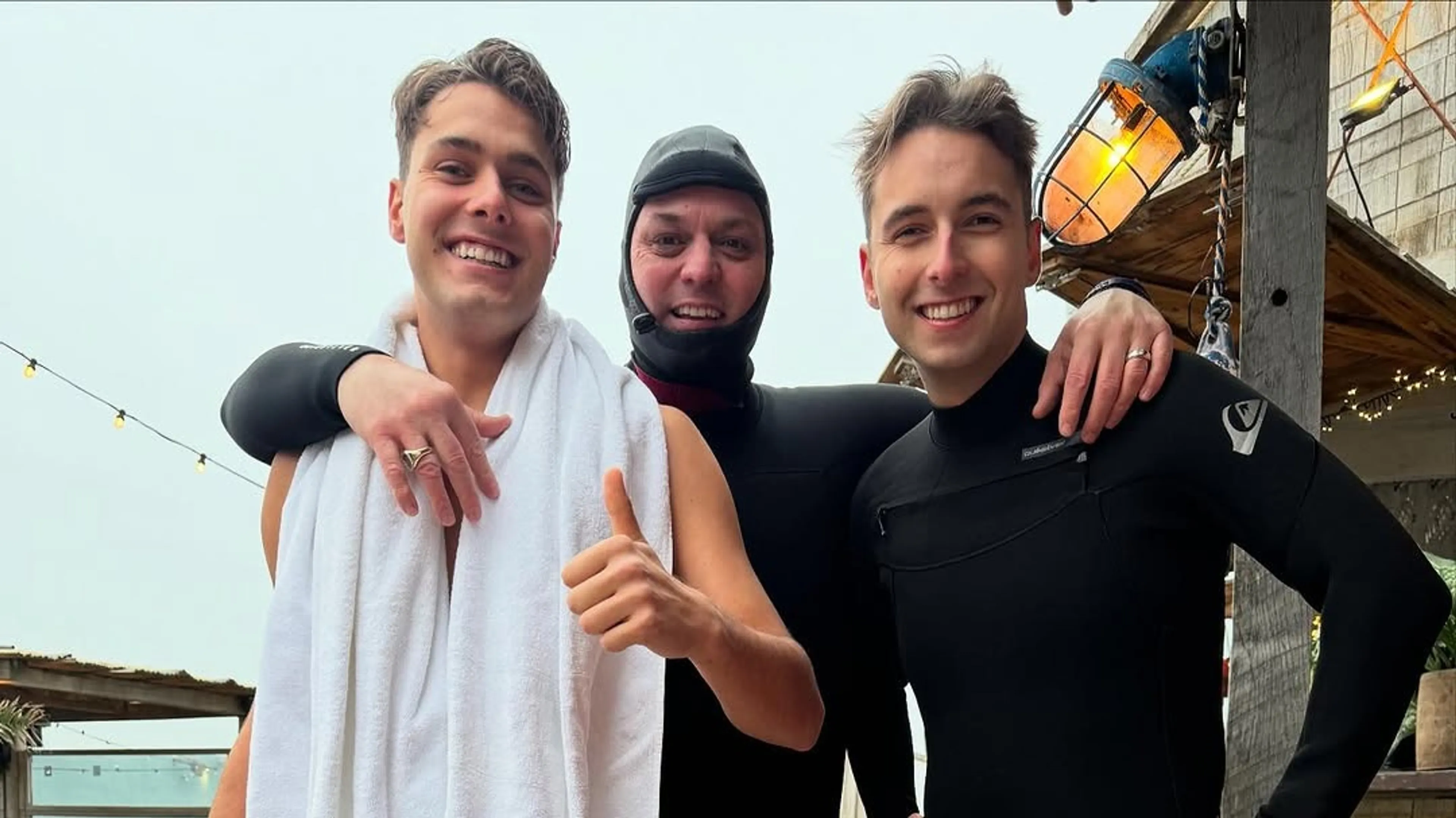 ZIEN: Frans Bauer in wetsuit tijdens nieuwjaarsduik: 'Nooit meer'