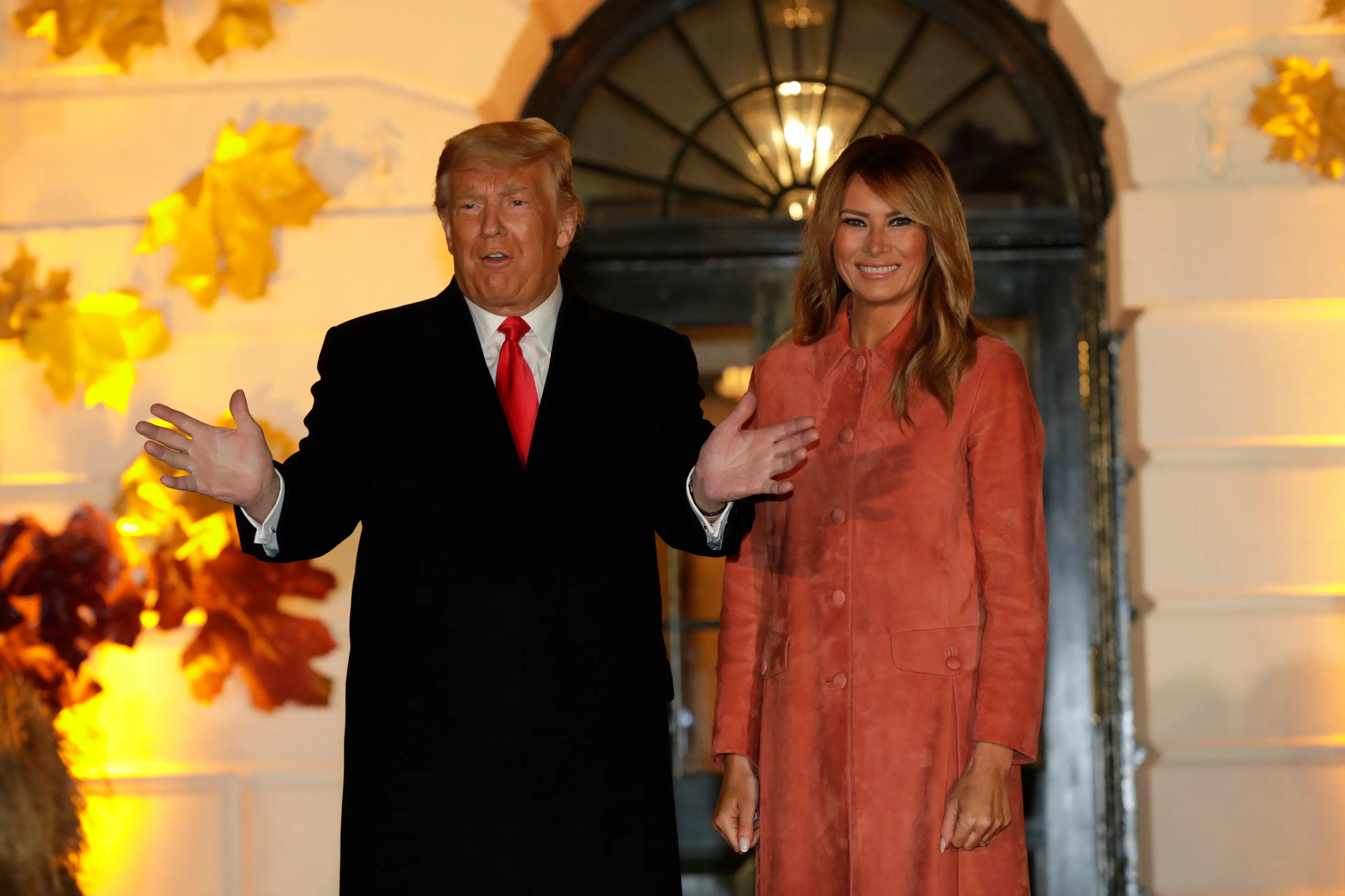 Kijk die tanden! 'Dubbelganger' Melania duikt op