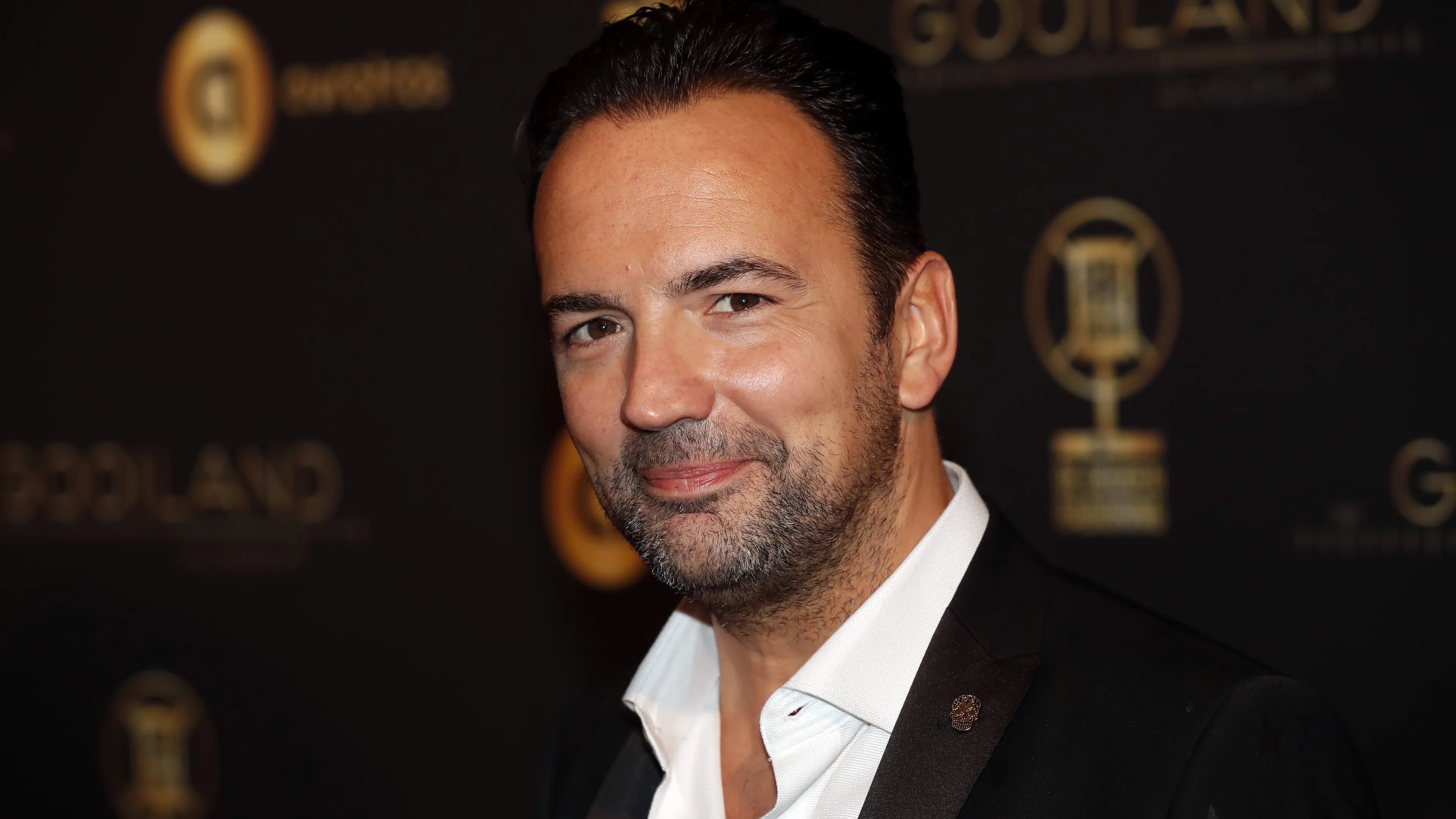 Gerard Ekdom geeft de microfoon uit handen tijdens speciale ochtendshow